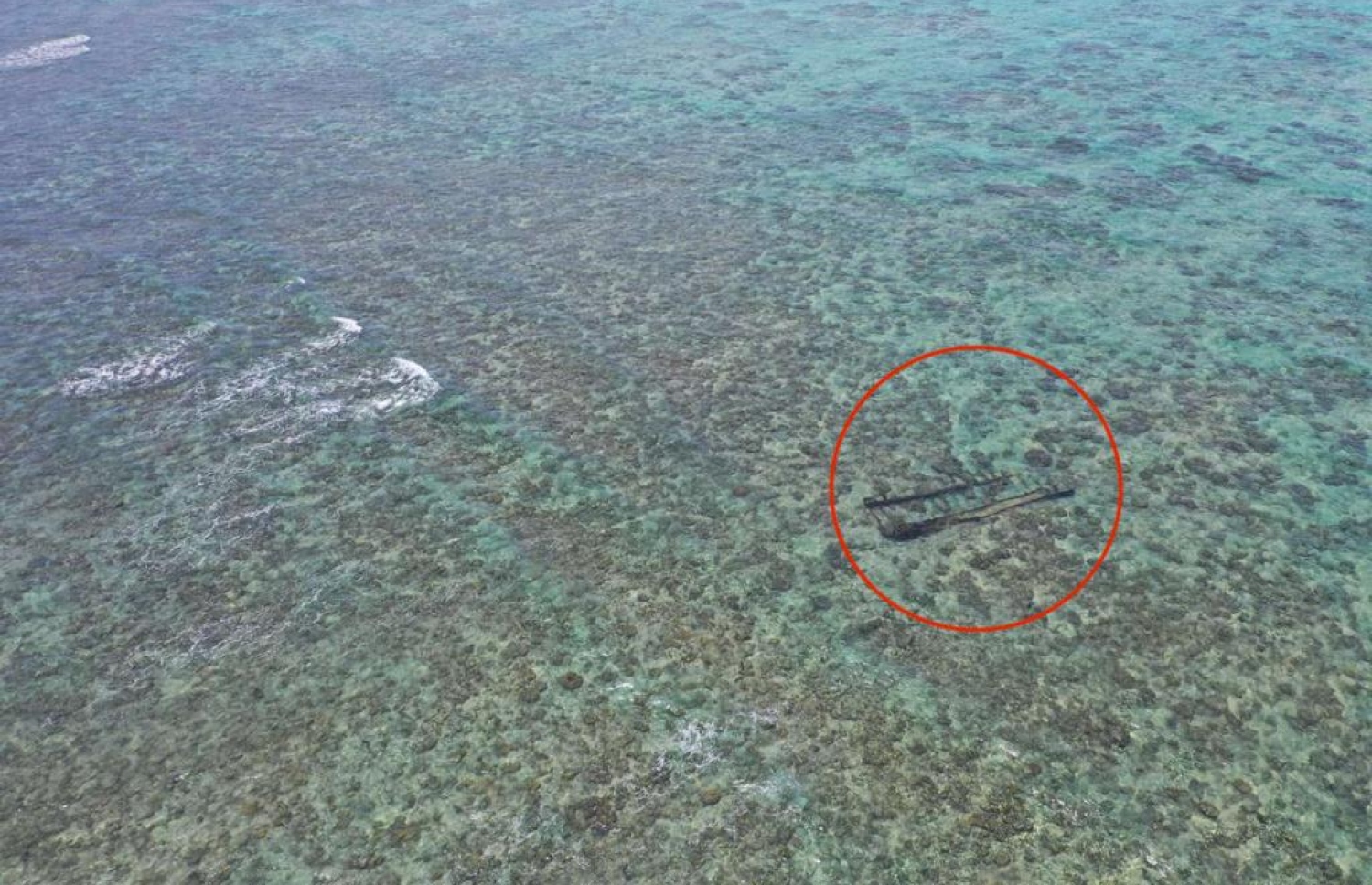 ހއ. އިންނަފިނޮޅު ފަރަށް މީގެ 104 އަހަރު ކުރިން އަރާފައިވާ ބޯޓުގެ ބައިތައް ރަށުގެ ފަޅުތެރެއަށް ރާޅާ އެކު ގޮސްފައި. -- ފޮޓޯ:/އަރުޝަދު އަހްމަދު