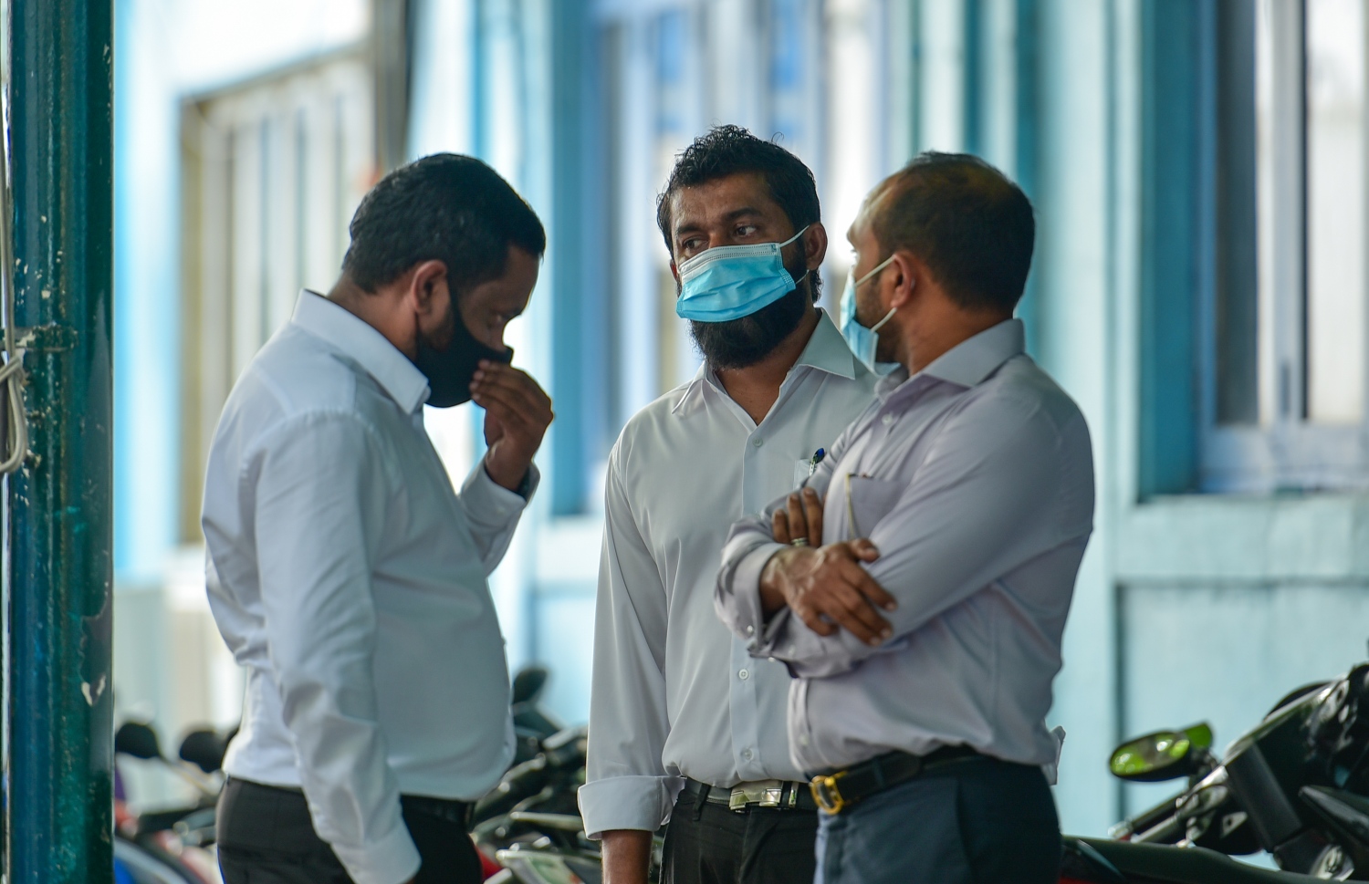 ޔާމީން، ރިޔާސީ ކޮމިޝަނަށް ހާޒިރުކުރުމުން އެ މަނިކުފާނުގެ ވަކީލުން ބޭރުގައި މަޑުކޮށްލައްވައިގެން--ފޮޓޯ: އަހުމަދު އަވްޝަން/ މިހާރު