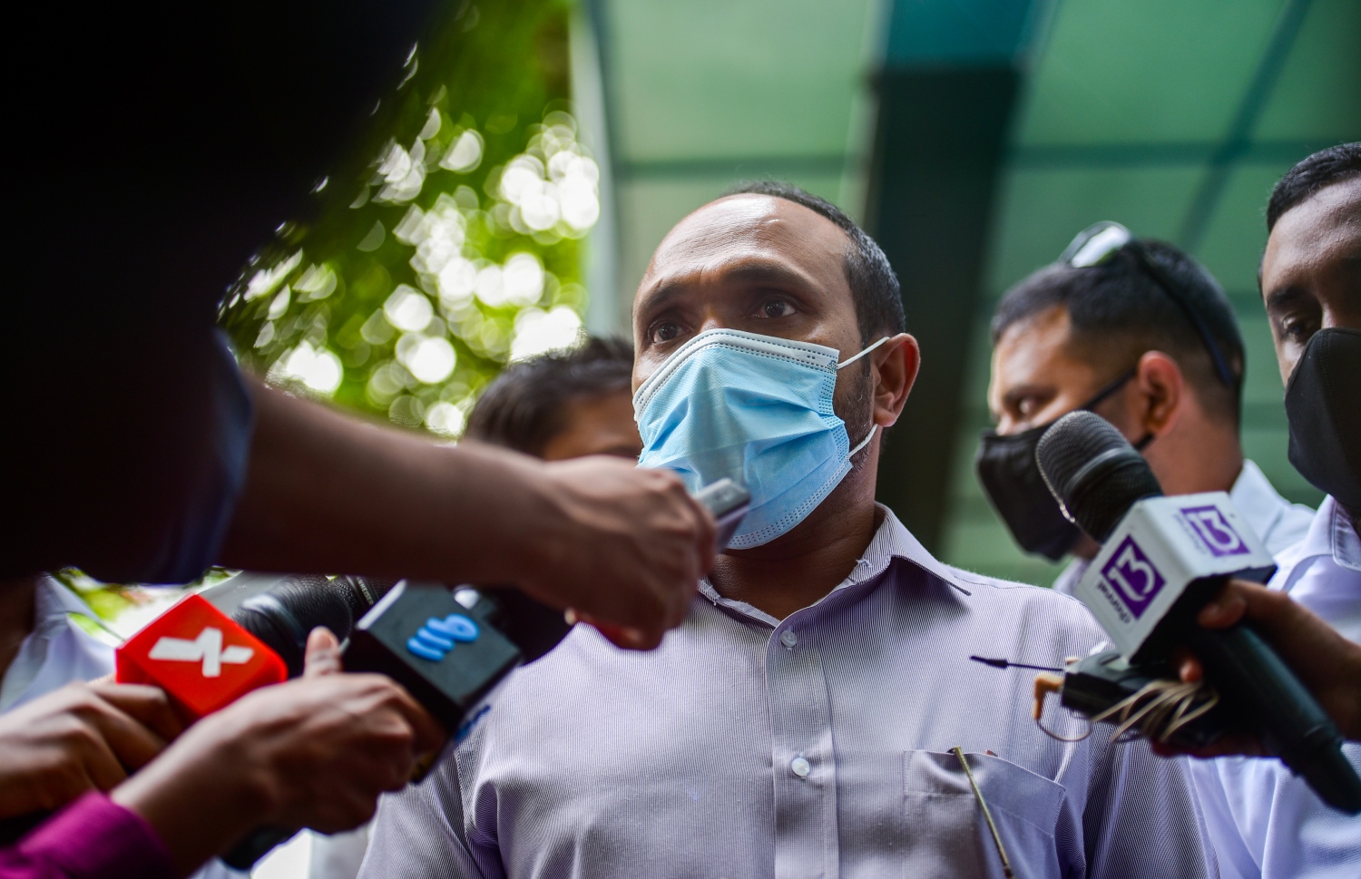 ޔާމީން، ރިޔާސީ ކޮމިޝަނަށް ހާޒިރުކުރުމަށް ފަހު ނުކުމެވަޑައިގަތުމުން، އެ މަނިކުފާނުގެ ގާނޫނީ ވަކީލު ޑރ. ޖަމީލް މީޑިއާއާ ވާހަކަ ދައްކަވަނީ.---ފޮޓޯ: އަހުމަދު އަވްޝަން/މިހާރު