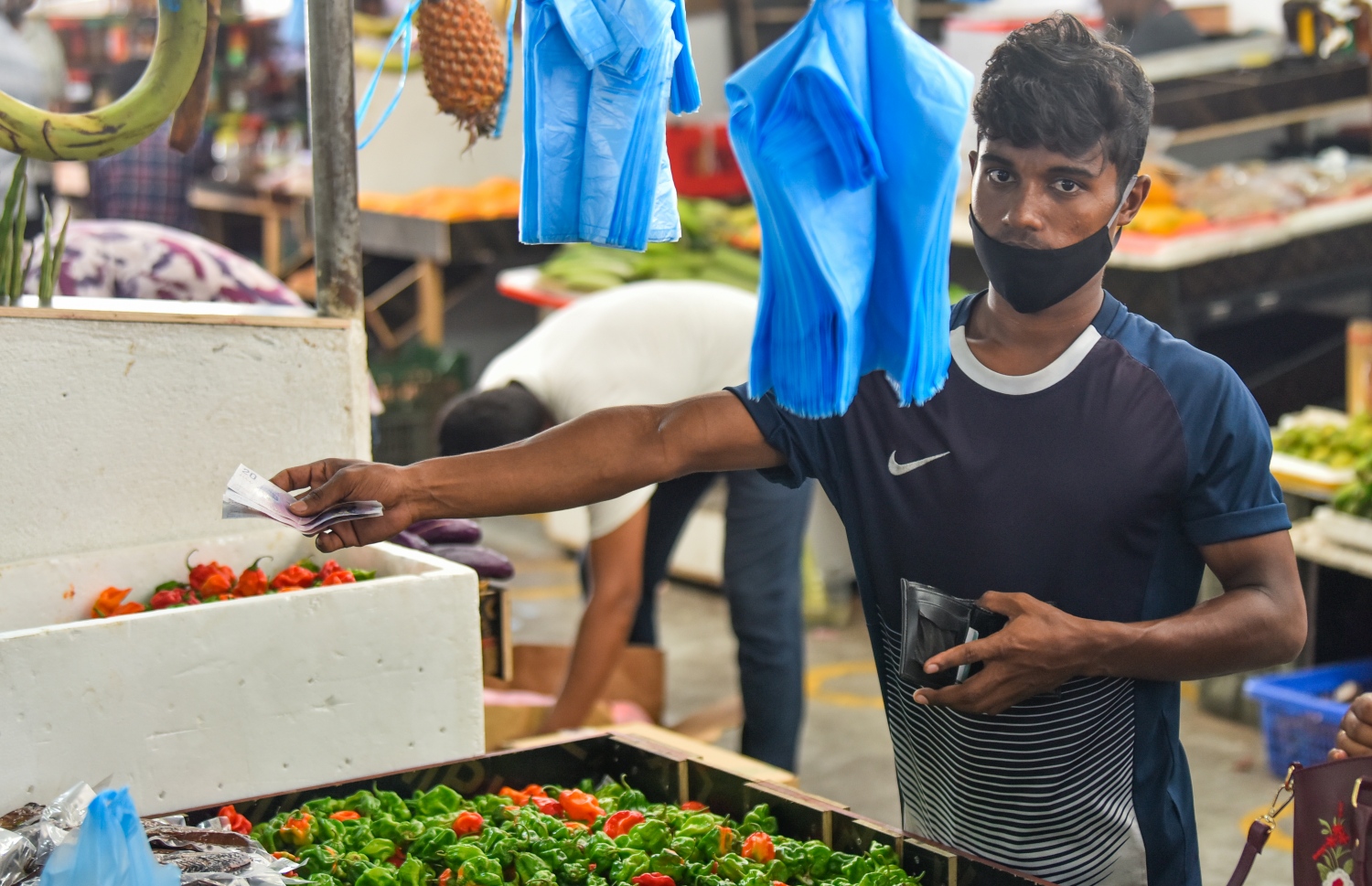 މާލެ- އޯގަސްޓް 4، 2021: ދަތުރުވެރިންގެ މާރުކޭޓުގައި މީހަކު މިރުސް ގަންނަނީ -- ފޮޓޯ: އަހުމަދު އަވްޝަން/މިހާރު