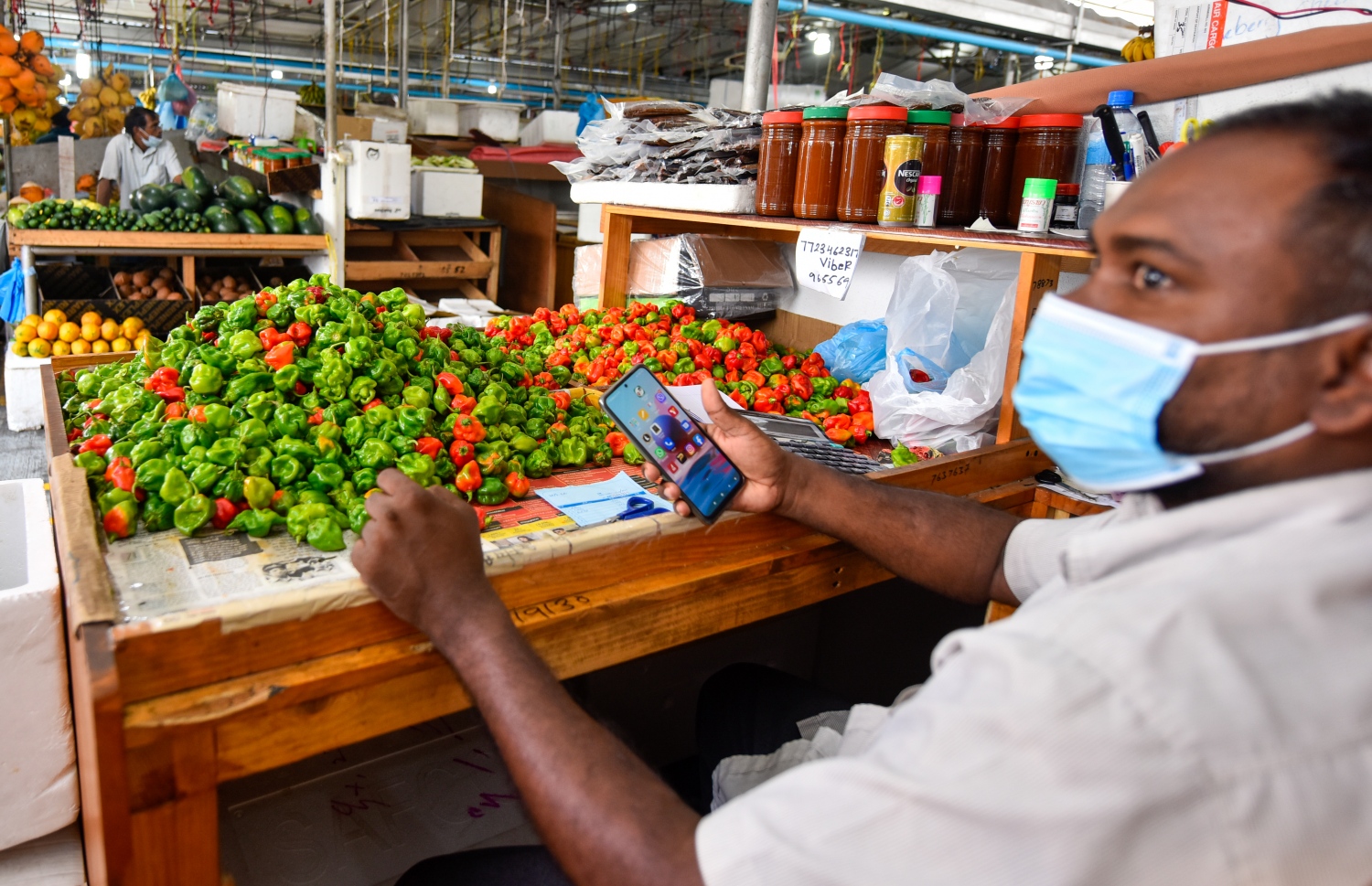 މާލެ- އޯގަސްޓް 4، 2021: ދަތުރުވެރިންގެ މާރުކޭޓުގައި ގޮޅިއެއްގައި މީހަކު މިރުސް ވިއްކުމަށް އިށިންދެ ލައިގެން -- ފޮޓޯ: އަހުމަދު އަވްޝަން/މިހާރު