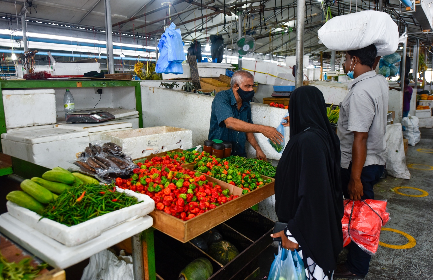 މާލެ- އޯގަސްޓް 4، 2021: ދަތުރުވެރިންގެ މާރުކޭޓުގައި ގޮޅިއެއްގައި މީހަކު މިރުސް ވިއްކަނީ -- ފޮޓޯ: އަހުމަދު އަވްޝަން/މިހާރު