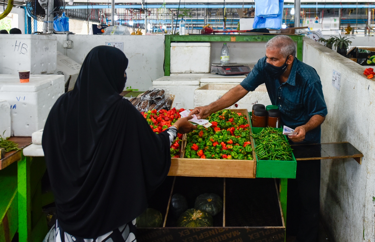 މާލެ- އޯގަސްޓް 4، 2021: ދަތުރުވެރިންގެ މާރުކޭޓުގައި ގޮޅިއެއްގައި މީހަކު މިރުސް ވިއްކަނީ -- ފޮޓޯ: އަހުމަދު އަވްޝަން/މިހާރު