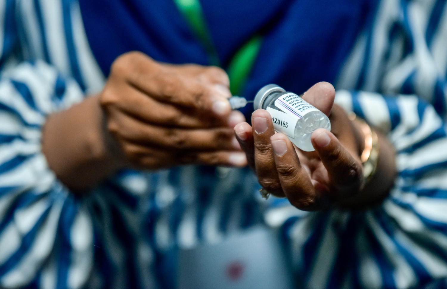 މީހަކަށް ކޮވިޑް ވެކްސިން ޖެހުމަށް ތައްޔާރުވަނީ ---ފޮޓޯ: މިހާރު