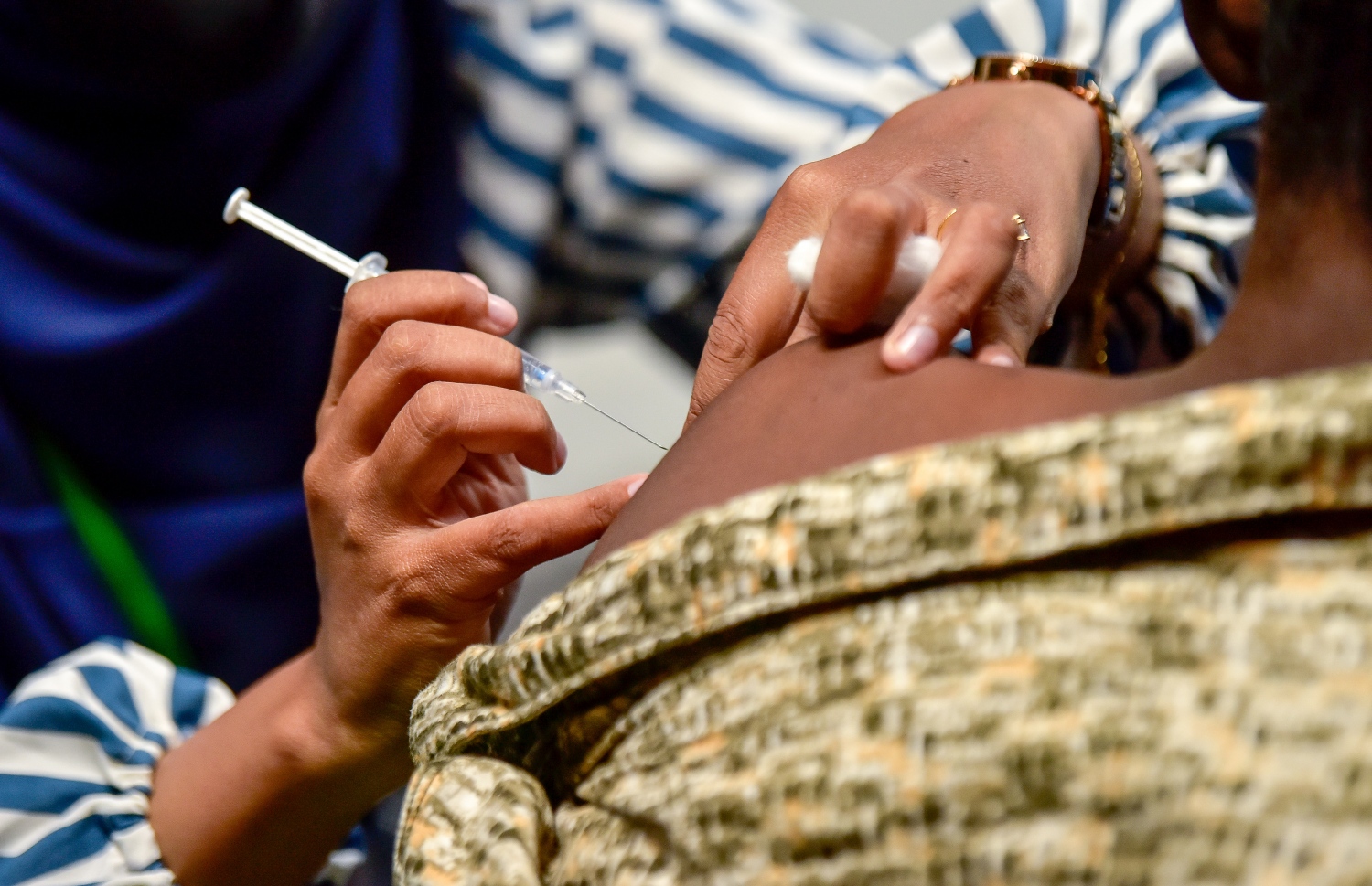 މީހަކު ކޮވިޑު ވެކްސިން ޖަހަނީ.-- ފޮޓޯ: ނިޝާން އަލީ/ މިހާރު