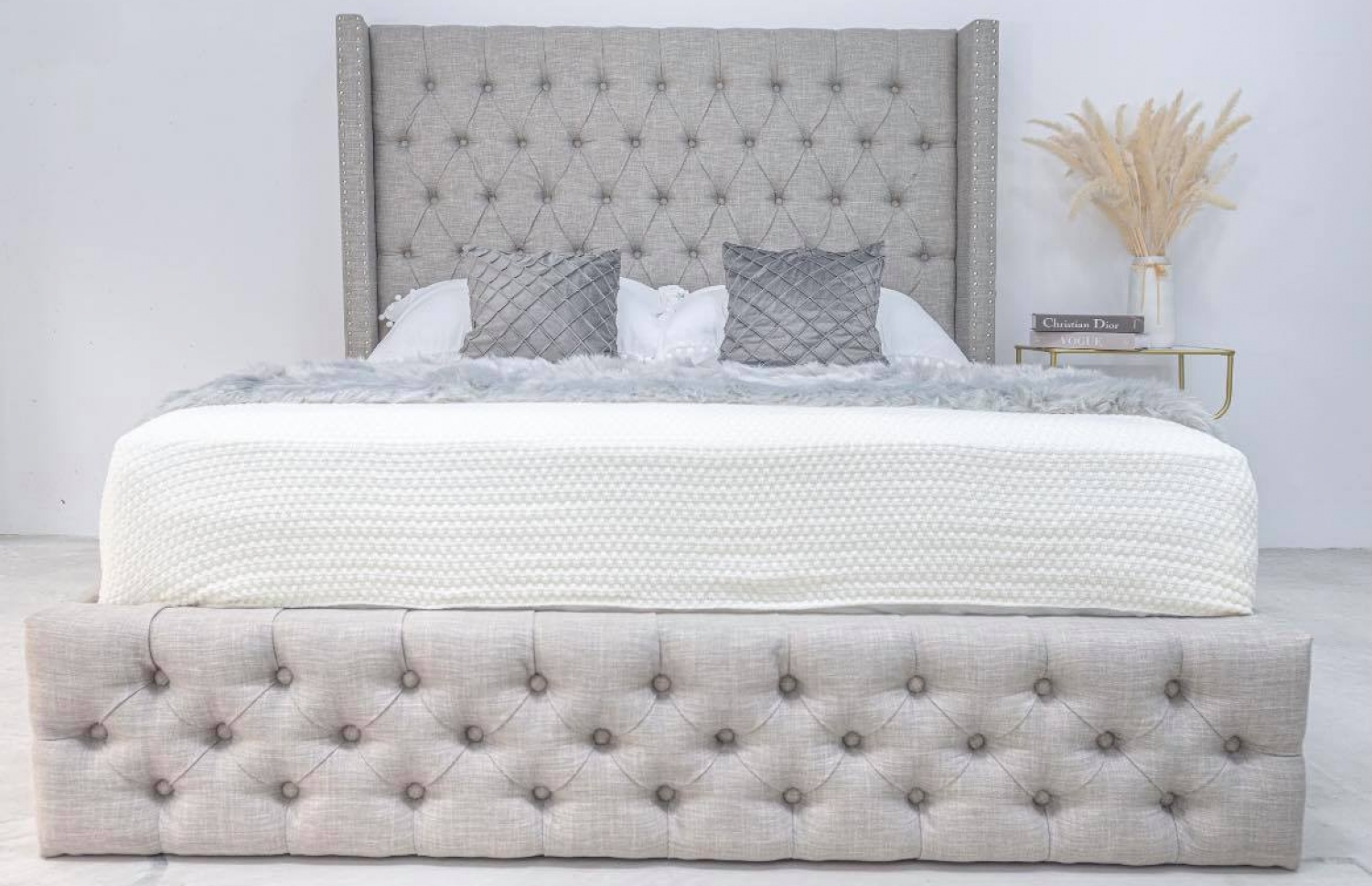 ހައި އެންޑް ފަރުނީޗަރުން ވިއްކާ އެނދެއް. އެ ފިހާރައިން ވިއްކާ ގޮދަޑިތަކަށް އެއްވެސް ބަދަލެއް ނައިސް 12 ވަރަކަށް އަހަރަށް ގެންގުޅެވޭނެ---