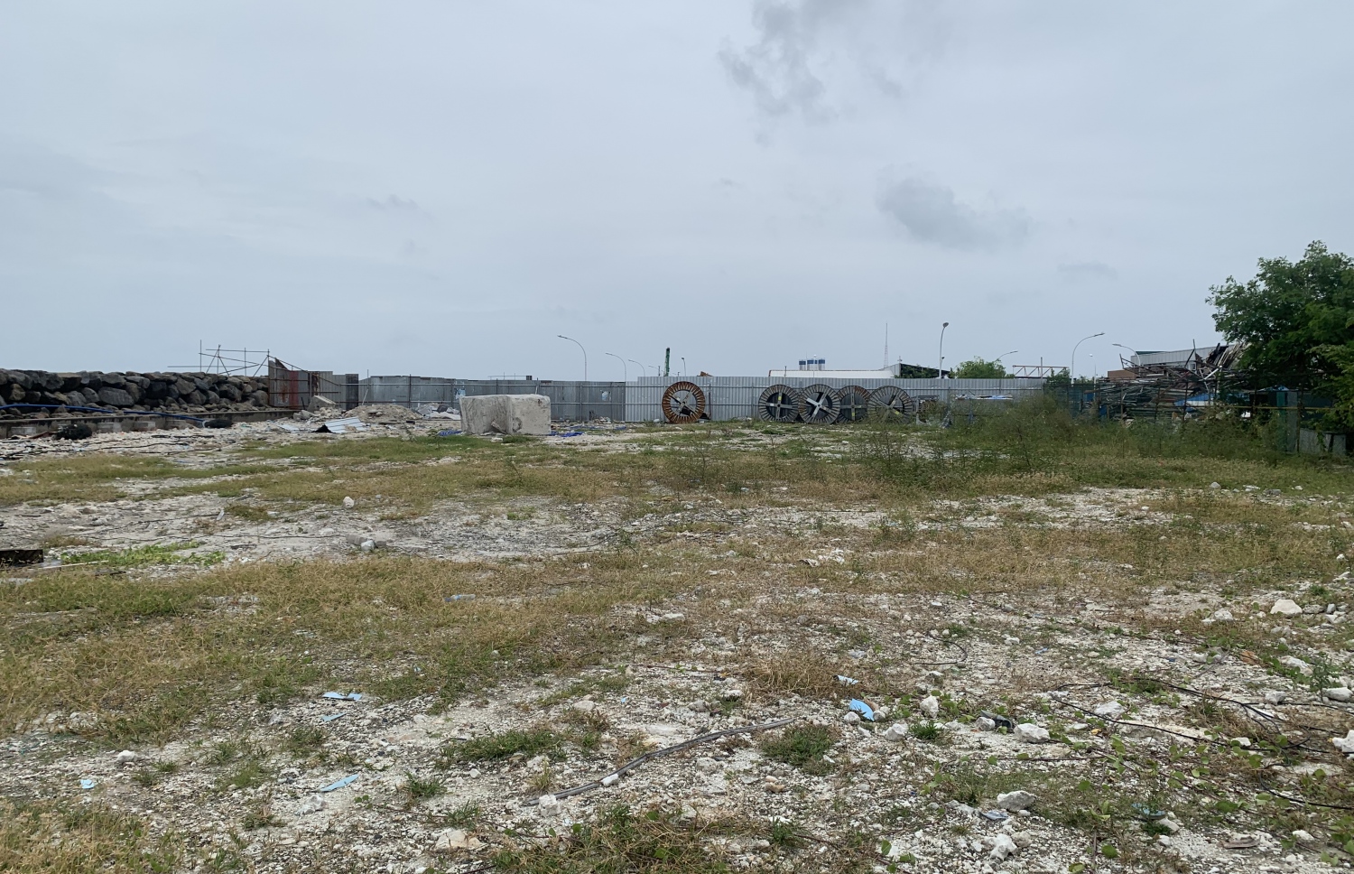 ސްޓެލްކޯގެ ބިން މިހާރު އޮތް ގޮތް: ފެންސުތައް ވަނީ ނައްޓާފައި-- ފޮޓޯ:މިހާރު