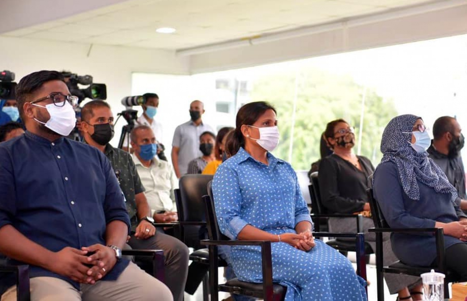 އެފްއޭއެމް ޗައިލްޑް ސޭފްގާޑް ޕޮލިސީ ލޯންޗުކޮށް ދިނުމަށް މިއަދު ބޭއްވި ހަފުލާގައި ޖެންޑާ މިނިސްޓަރު އައިޝަތު މުހައްމަދު ދީދީ އާއި ރައީސްގެ އަނބިކަނބަލުން ފަޒްނާ އަދި އެފްއޭއެމްގެ ރައީސް ބައްސާމް --- ފޮޓޯ: ރައީސް އޮފީސް