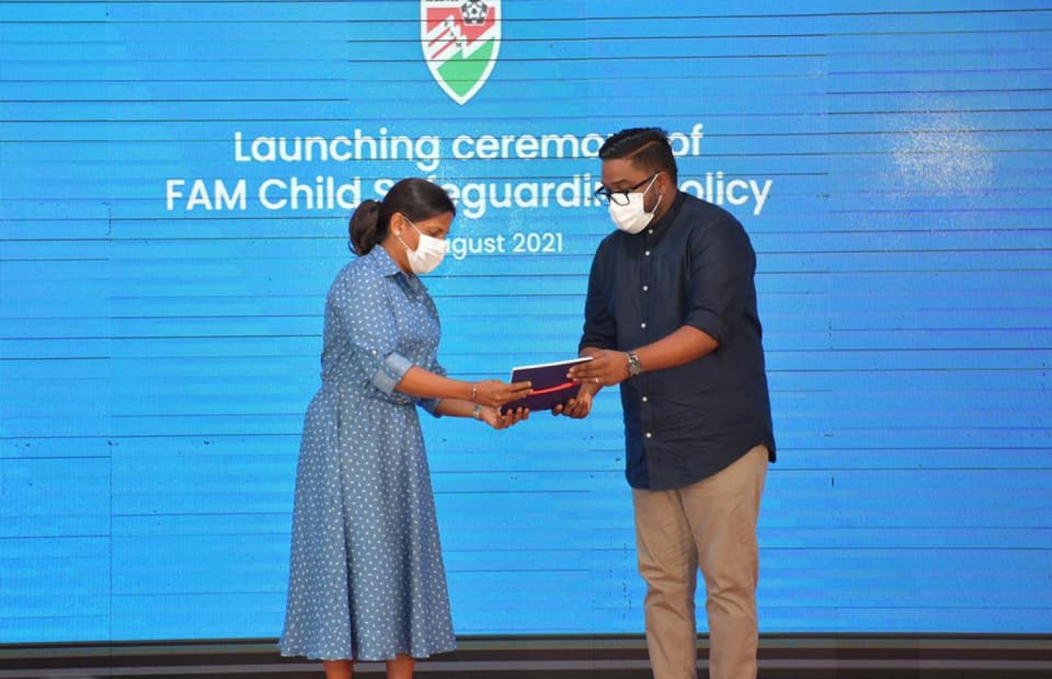 އެފްއޭއެމް ޗައިލްޑް ސޭފްގާޑް ޕޮލިސީ ލޯންޗުކޮށް ދިނުމަށް މިއަދު ބޭއްވި ހަފުލާގައި ރައީސް އިބްރާހިމް މުހައްމަދު ސޯލިހްގެ އަނބިކަނބަލުން ފަޒްނާ އަހްމަދު (ވ) އާއި އެފްއޭއެމްގެ ރައީސް ބައްސާމް --- ފޮޓޯ: ރައީސް އޮފީސް