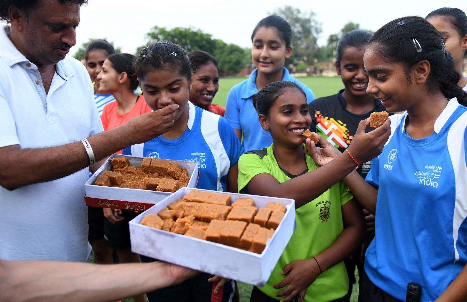 ޓޯކިޔޯ - އޮގަސްޓް 5، 2021: ޓޯކިޔޯ އޮލިމްޕިކްސްގައި ހޮކީން އިންޑިއާ ލޯ މެޑަލް ހޯދުމުން އަމްރިތުސަރުގެ ކިޔަވާ ކުދިންތަކެއް އުފާ ފާޅުކުރަނީ. --ފޮޓޯ:އޭއެފްޕީ
