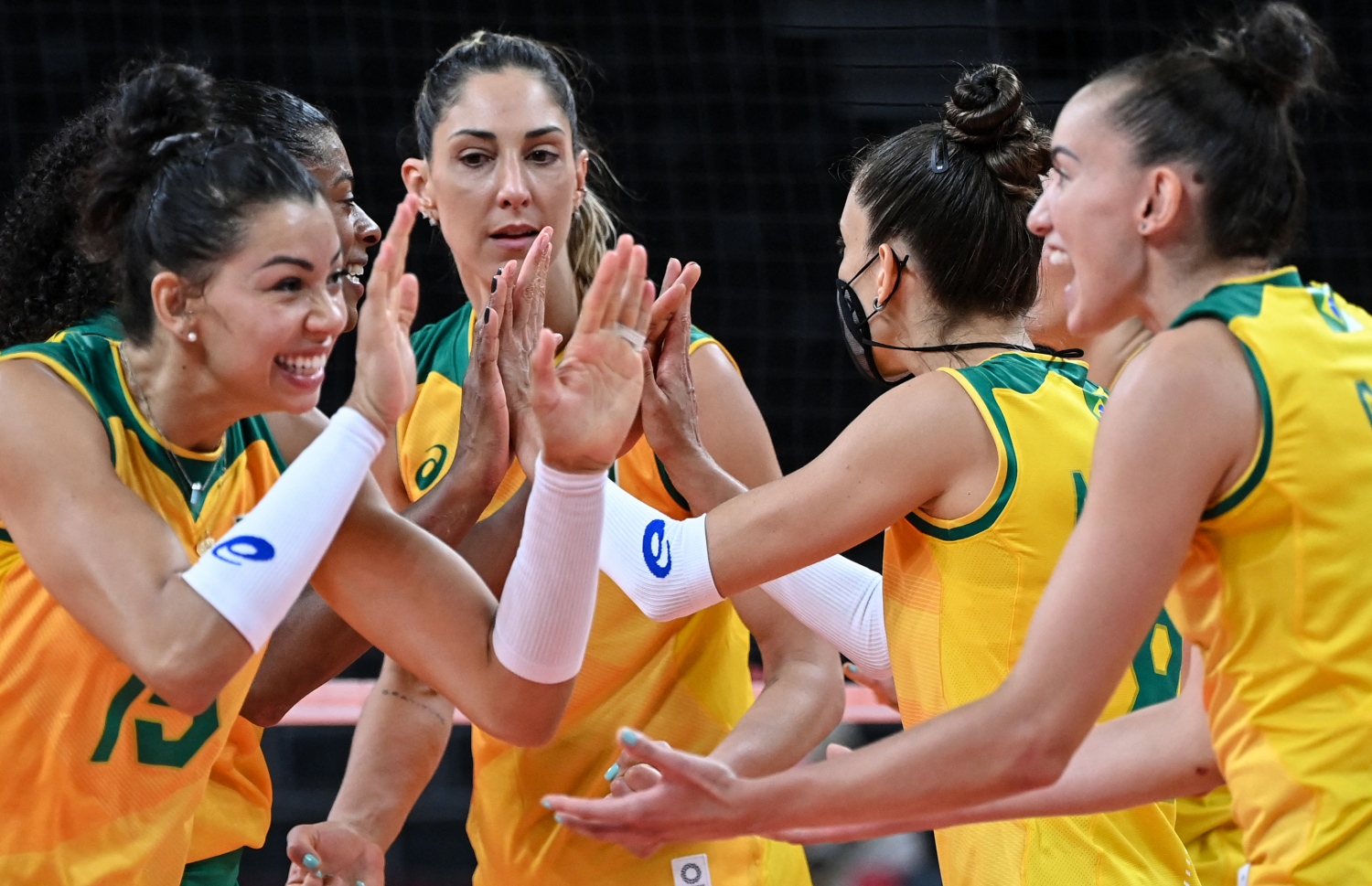 ޓޯކިޔޯ - އޮގަސްޓް 8، 2021: ޓޯކިޔޯ އޮލިމްޕިކްސްގައި ބްރެޒިލްގެ އަންހެން ވޮލީބޯޅަ ޓީމުން ޕޮއިންޓެއް ހޯދުމަށް ފަހު އުފާ ފާޅުކުރަނީ --ފޮޓޯ:އޭއެފްޕީ