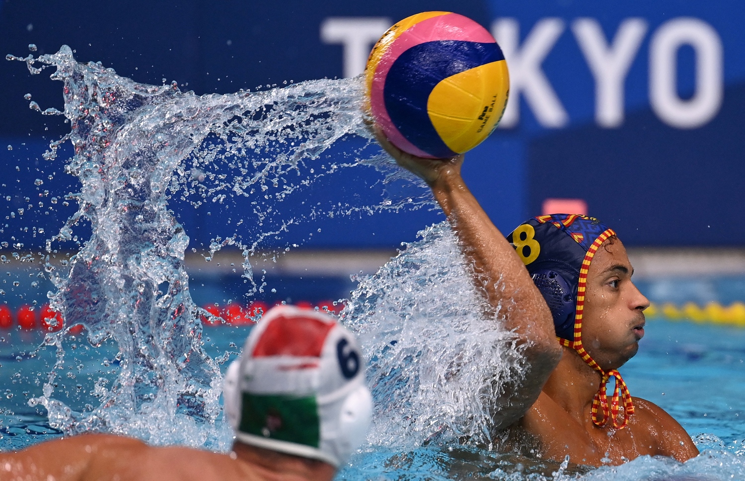 ޓޯކިޔޯ - އޮގަސްޓް 8، 2021: ޓޯކިޔޯ އޮލިމްޕިކްސްގެ ވޯޓަ ޕޯލޯ މެޗެއްގައި ހަންގޭރީގެ ކުޅުންތެރިއަަކު ބޯޅަ އެއްލަނީ. --ފޮޓޯ:އޭއެފްޕީ