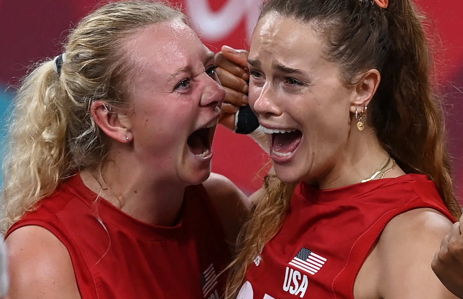 ޓޯކިޔޯ - އޮގަސްޓް 8، 2021: ޓޯކިޔޯ އޮލިމްޕިކްސްގައި ބްރެޒިލްއާ ދެކޮޅަށް ކުޅެ ރަން މެޑަލް ހޯދި އެމެރިކާގެ އަންހެން ވޮލީބޯޅަ ޓީމުގެ ދެ ކުޅުންތެރިން އުފާ ފާޅުކުރަނީ. --ފޮޓޯ:އޭއެފްޕީ