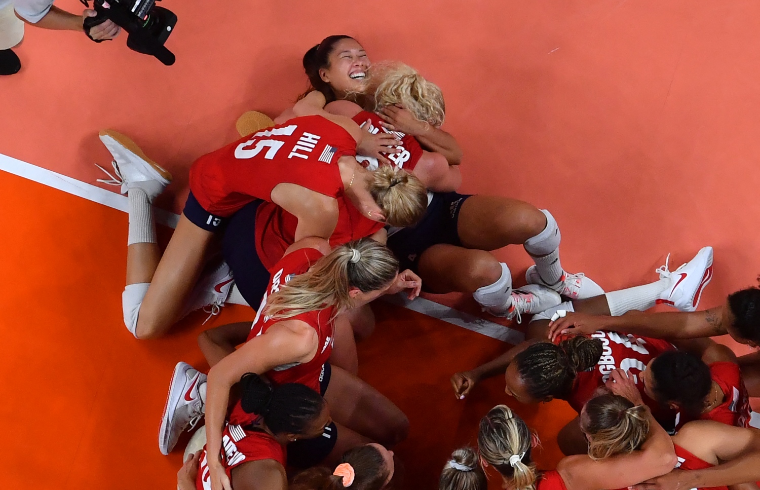 ޓޯކިޔޯ - އޮގަސްޓް 8، 2021: ޓޯކިޔޯ އޮލިމްޕިކްސްގައި ބްރެޒިލްއާ ދެކޮޅަށް ކުޅެ ރަން މެޑަލް ހޯދި އެމެރިކާގެ އަންހެން ވޮލީބޯޅަ ޓީމުން އުފާފާޅު ކުރަނީ. --ފޮޓޯ:އޭއެފްޕީ