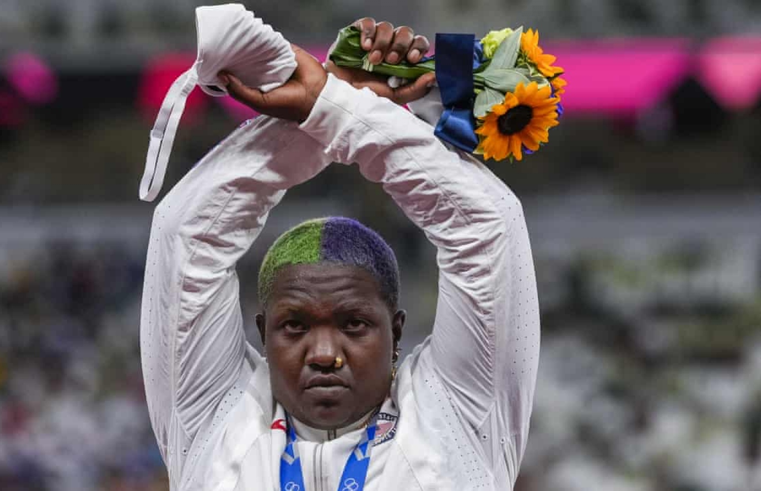 އެމެރިކާގެ އެތުލީޓް އަތުގެ އިޗާރާތުން ޝުއޫރުފާޅު ކުރަނީ --- ފޮޓޯ: އޭޕީ