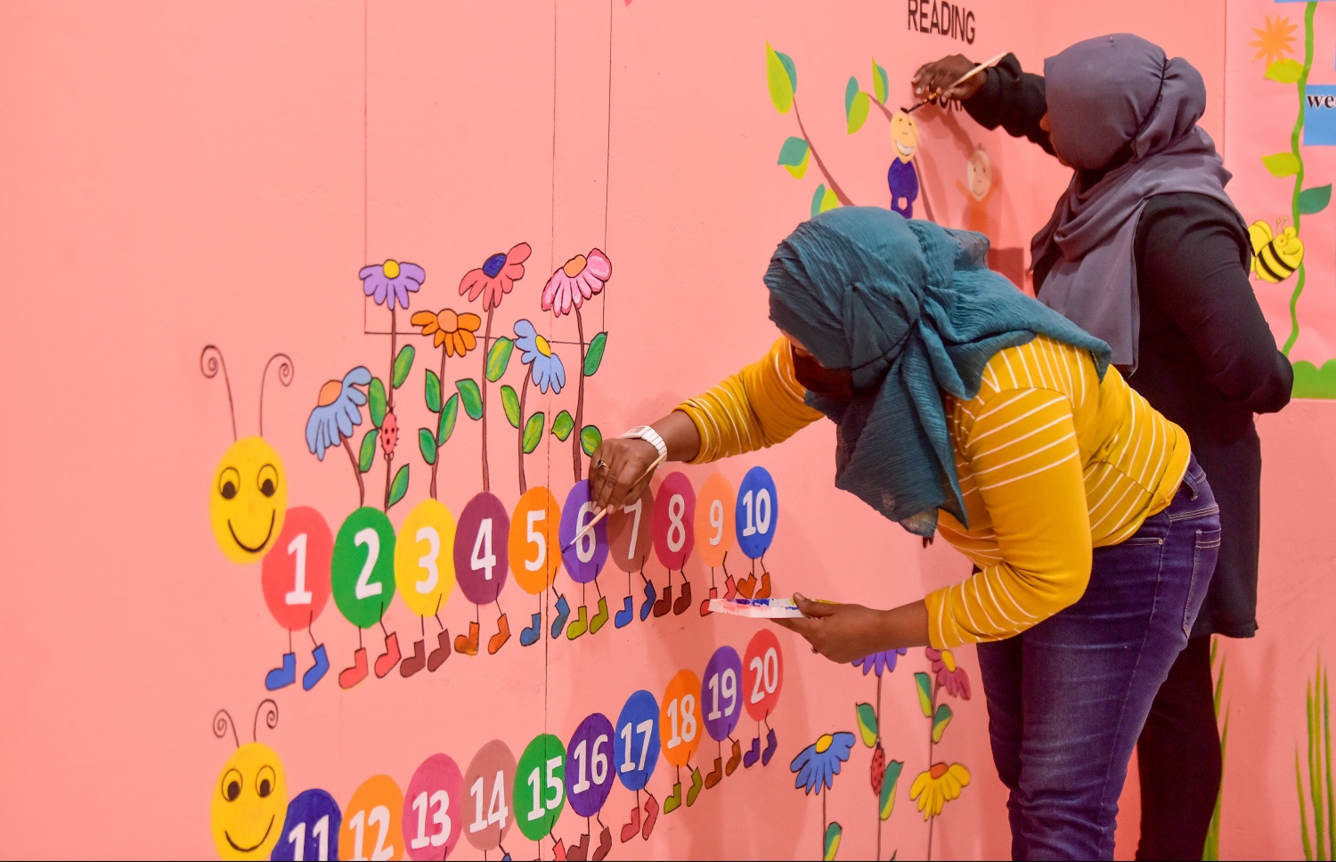 މާލެ- އޯގަސްޓް 9، 2021: ދަރިވަރުންނަށް މަރުހަބާ ކިއުމަށް އަހްމަދިއްޔާ ސްކޫލުގެ ޓީޗަރުން ކްލާސް ރޫމް ތައްޔާރު ކުރަނީ، ކޮވިޑްގެ ސަބަބުން ސްކޫލްތައް ބަންދުކޮށް، އޮންލައިންކޮށް ކިޔަވައިދޭތާ އަހަރެއްހާ ދުވަސް ފަހުން މާދަމާ ކިޔެވުން ފަށަނީ ސްކޫލަށް ދަރިވަރުން ހާޒިރުވާ ގޮތަށް--. ފޮޓޯ: ނިޝާން އަލީ/މިހާރު