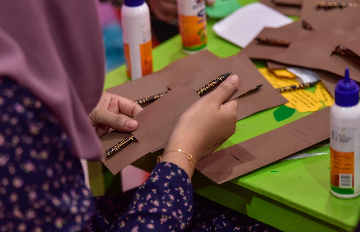 މާލެ- އޯގަސްޓް 9، 2021: އަހްމަދިއްޔާ ސްކޫލު ޓީޗަރަކު ގިފްޓް ޕެކެއް ތައްޔާރުކުރަނީ، ކޮވިޑްގެ ސަބަބުން ސްކޫލްތައް ބަންދުކޮށް، އޮންލައިންކޮށް ކިޔަވައިދޭތާ އަހަރެއްހާ ދުވަސް ފަހުން މާދަމާ ކިޔެވުން ފަށަނީ ސްކޫލަށް ދަރިވަރުން ހާޒިރުވާ ގޮތަށް--. ފޮޓޯ: ނިޝާން އަލީ/މިހާރު