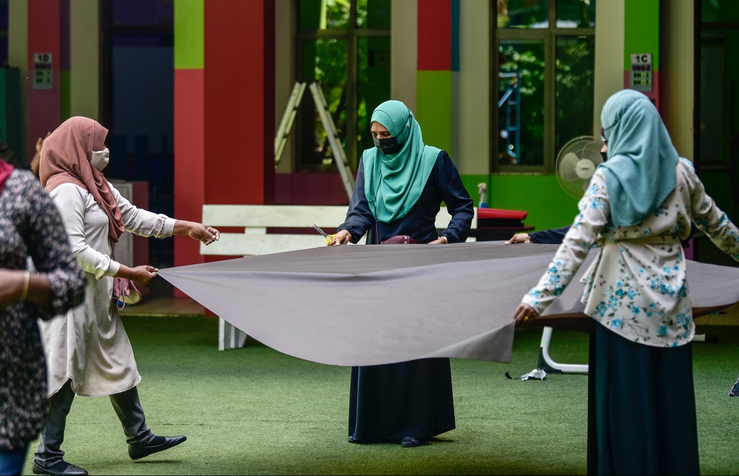 މާލެ- އޯގަސްޓް 9، 2021: ދަރިވަރުންނަށް މަރުހަބާ ކިއުމަށް އަހްމަދިއްޔާ ސްކޫލުގެ ޓީޗަރުން ބެނާއެއް ތައްޔާރުކުރަނީ، ކޮވިޑްގެ ސަބަބުން ސްކޫލްތައް ބަންދުކޮށް، އޮންލައިންކޮށް ކިޔަވައިދޭތާ އަހަރެއްހާ ދުވަސް ފަހުން މާދަމާ ކިޔެވުން ފަށަނީ ސްކޫލަށް ދަރިވަރުން ހާޒިރުވާ ގޮތަށް--. ފޮޓޯ: ނިޝާން އަލީ/މިހާރު