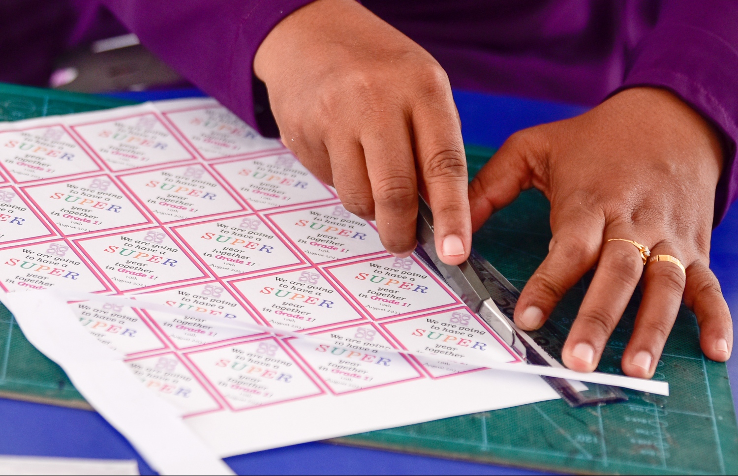 މާލެ- އޯގަސްޓް 9، 2021: ހިރިޔާ ސްކޫލު ޓީޗަރަކު ސްޓިކާ ކާޑެއް ކަފަނީ، ކޮވިޑްގެ ސަބަބުން ސްކޫލްތައް ބަންދުކޮށް، އޮންލައިންކޮށް ކިޔަވައިދޭތާ އަހަރެއްހާ ދުވަސް ފަހުން މާދަމާ ކިޔެވުން ފަށަނީ ސްކޫލަށް ދަރިވަރުން ހާޒިރުވާ ގޮތަށް--. ފޮޓޯ: ނިޝާން އަލީ/މިހާރު