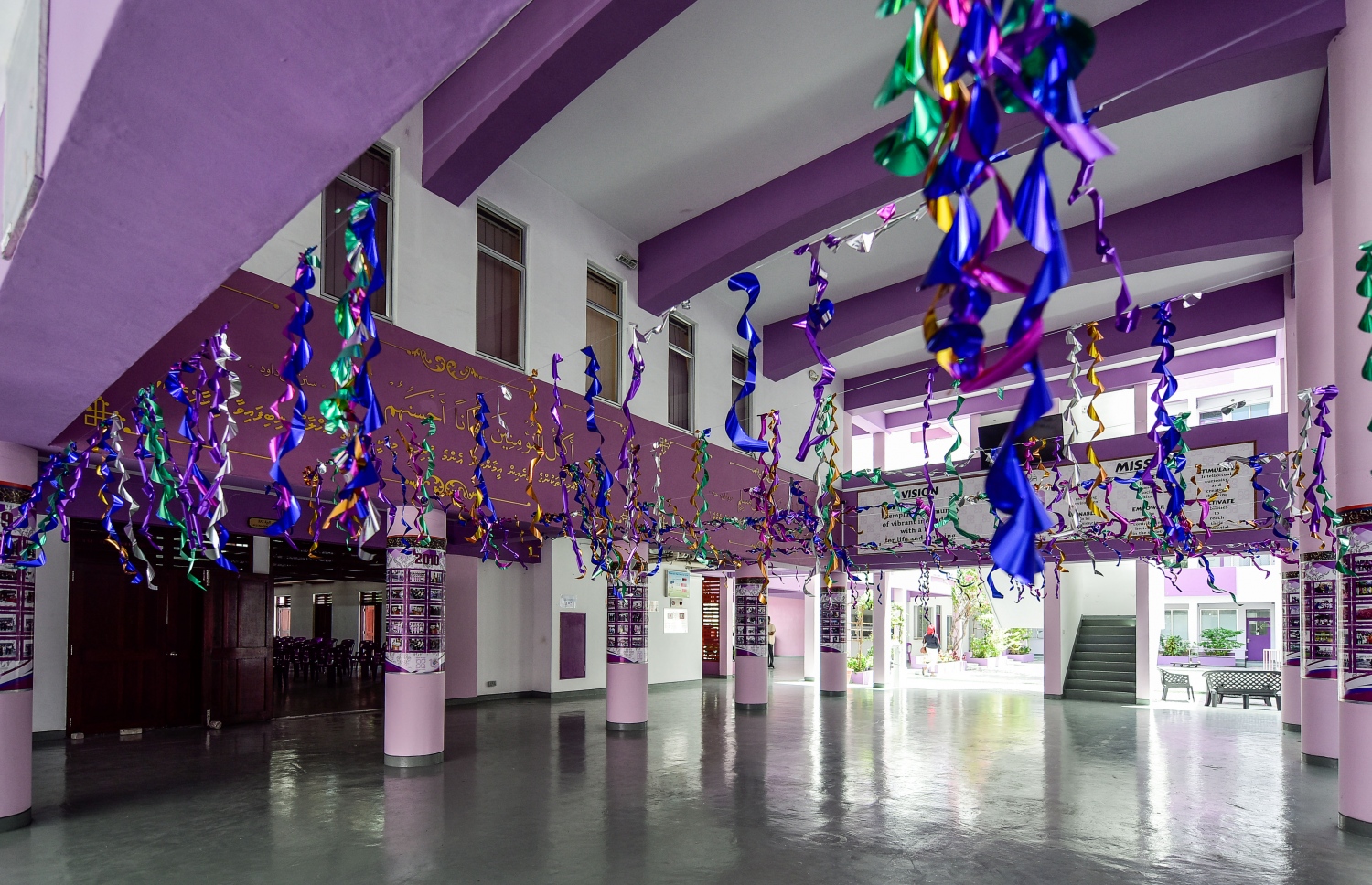 މާލެ- އޯގަސްޓް 9، 2021: ދަރިވަރުންނަށް މަރުހަބާ ކިއުމަށް ހިރިޔާ ސްކޫލު ތައްޔާރުކޮށްފައި، ކޮވިޑްގެ ސަބަބުން ސްކޫލްތައް ބަންދުކޮށް، އޮންލައިންކޮށް ކިޔަވައިދޭތާ އަހަރެއްހާ ދުވަސް ފަހުން މާދަމާ ކިޔެވުން ފަށަނީ ސްކޫލަށް ދަރިވަރުން ހާޒިރުވާ ގޮތަށް--. ފޮޓޯ: ނިޝާން އަލީ/މިހާރު