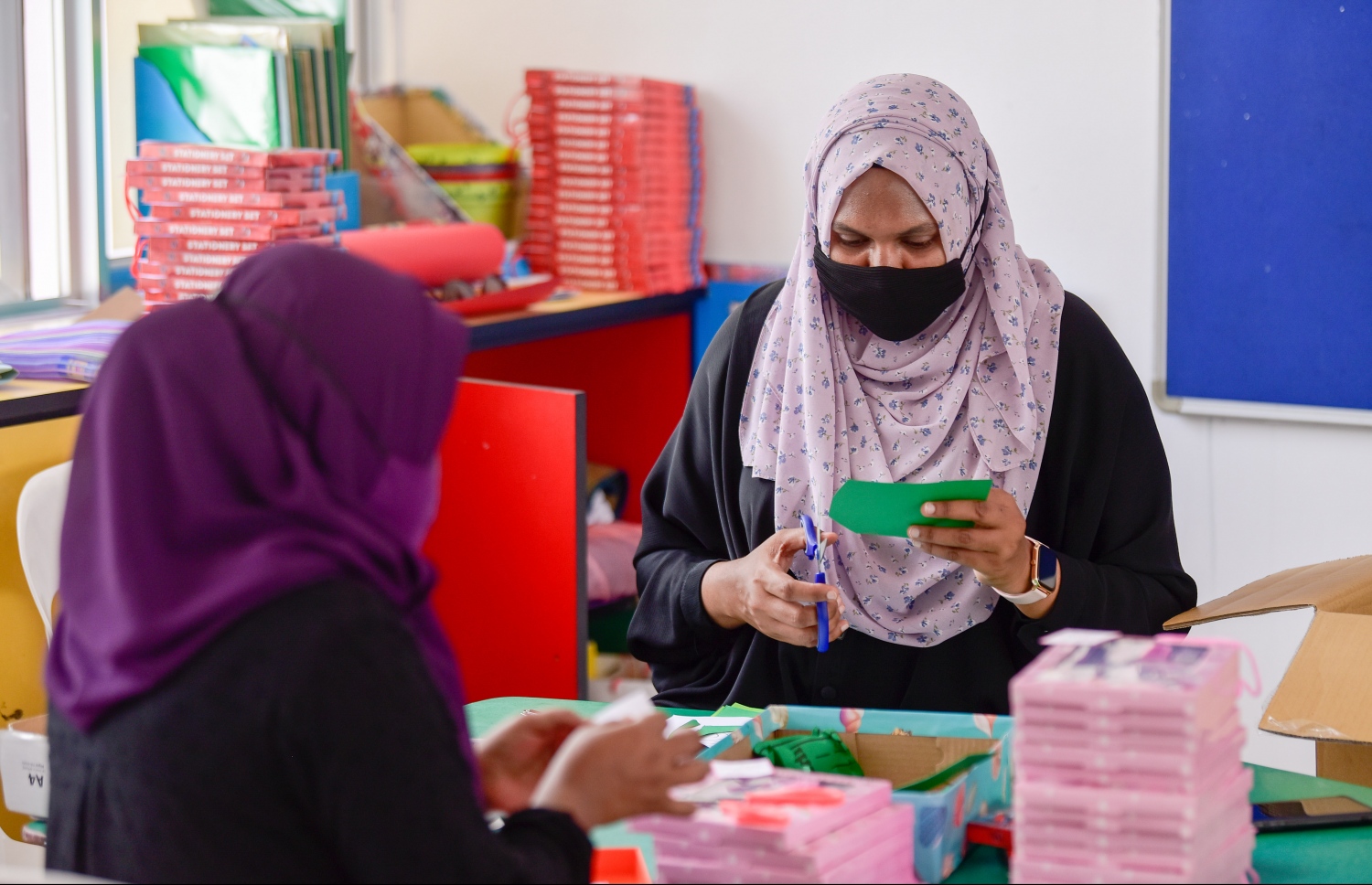 މާލެ- އޯގަސްޓް 9، 2021: ހިރިޔާ ސްކޫލު ޓީޗަރަކު ސްޓިކާ ކާޑެއް ކަފަނީ، ކޮވިޑްގެ ސަބަބުން ސްކޫލްތައް ބަންދުކޮށް، އޮންލައިންކޮށް ކިޔަވައިދޭތާ އަހަރެއްހާ ދުވަސް ފަހުން މާދަމާ ކިޔެވުން ފަށަނީ ސްކޫލަށް ދަރިވަރުން ހާޒިރުވާ ގޮތަށް--. ފޮޓޯ: ނިޝާން އަލީ/މިހާރު