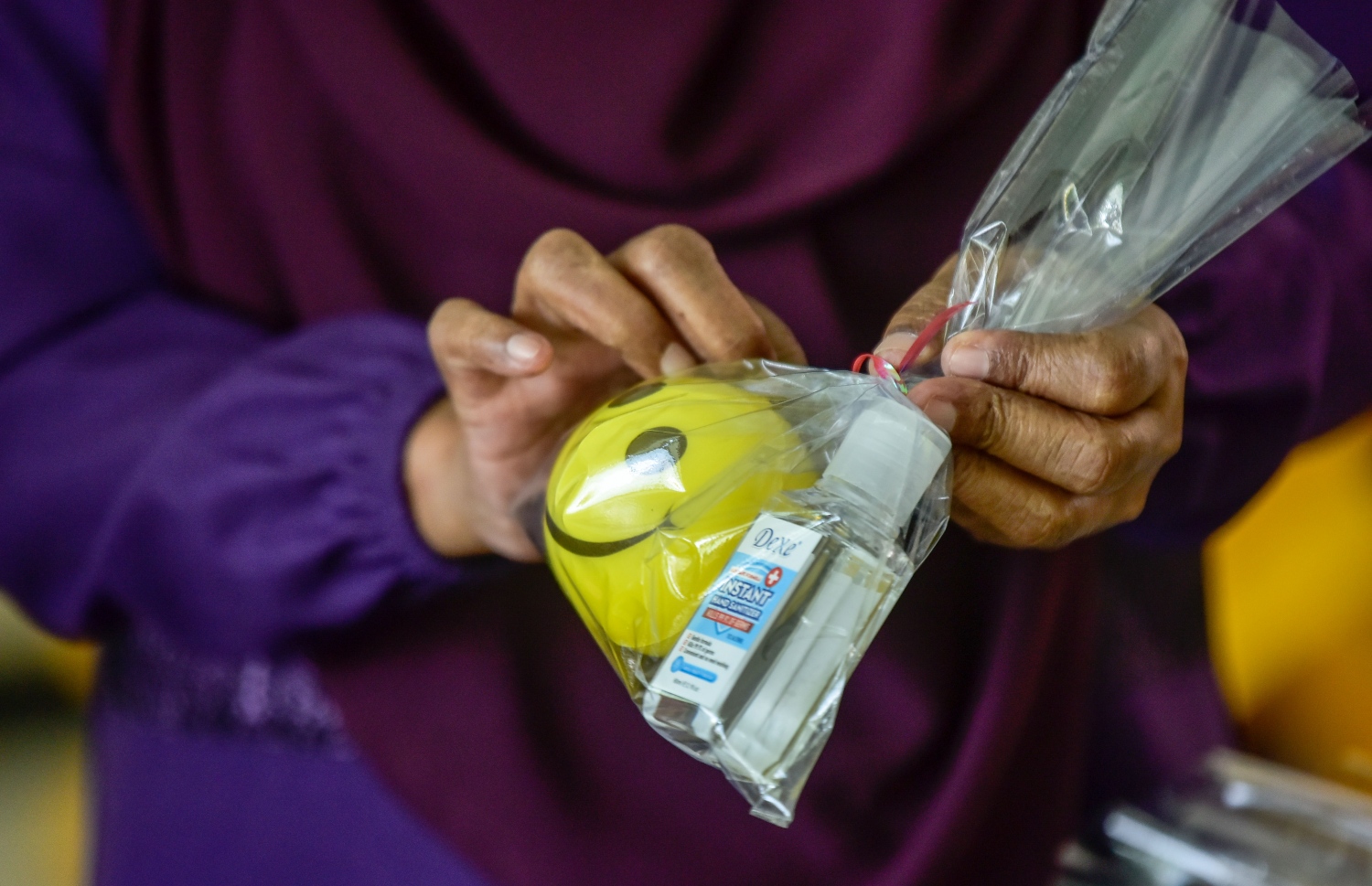 މާލެ- އޯގަސްޓް 9، 2021: ދަރިވަރުންނަށް މަރުހަބާ ކިއުމަށް ތާޖުއްދީން ސްކޫލު ޓީޗަރަކު ގިފްޓް ޕެކް ތައްޔާރުކުރަނީ، ކޮވިޑްގެ ސަބަބުން ސްކޫލްތައް ބަންދުކޮށް، އޮންލައިންކޮށް ކިޔަވައިދޭތާ އަހަރެއްހާ ދުވަސް ފަހުން މާދަމާ ކިޔެވުން ފަށަނީ ސްކޫލަށް ދަރިވަރުން ހާޒިރުވާ ގޮތަށް--. ފޮޓޯ: ނިޝާން އަލީ/މިހާރު