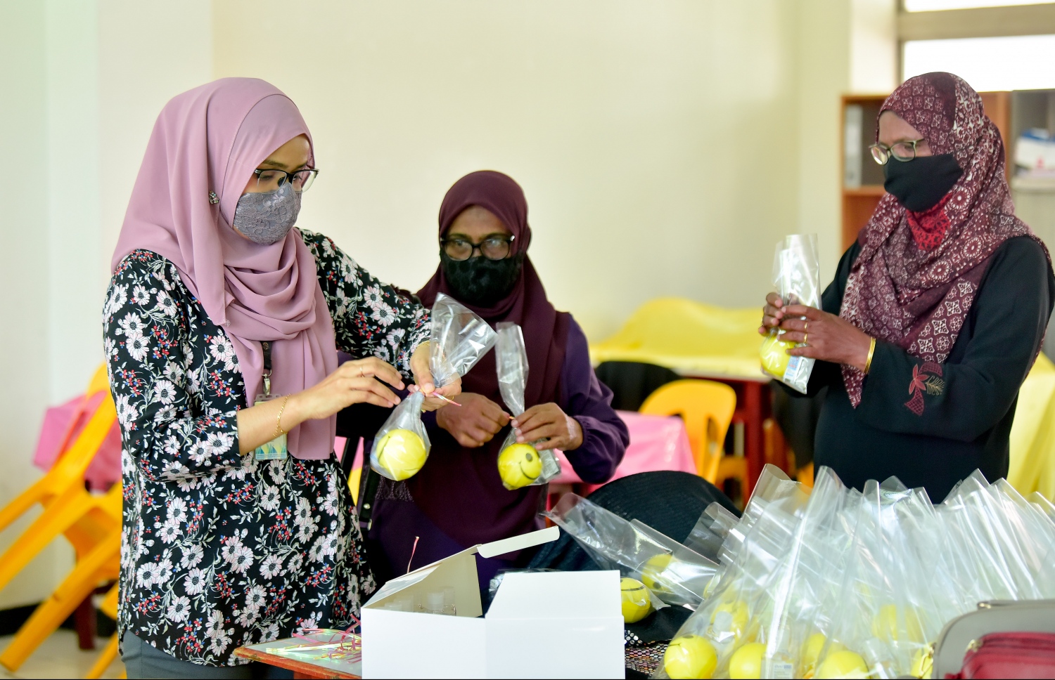 މާލެ- އޯގަސްޓް 9، 2021: ދަރިވަރުންނަށް މަރުހަބާ ކިއުމަށް ތާޖުއްދީން ސްކޫލު ޓީޗަރުން ގިފްޓް ޕެކް ތައްޔާރުކުރަނީ، ކޮވިޑްގެ ސަބަބުން ސްކޫލްތައް ބަންދުކޮށް، އޮންލައިންކޮށް ކިޔަވައިދޭތާ އަހަރެއްހާ ދުވަސް ފަހުން މާދަމާ ކިޔެވުން ފަށަނީ ސްކޫލަށް ދަރިވަރުން ހާޒިރުވާ ގޮތަށް--. ފޮޓޯ: ނިޝާން އަލީ/މިހާރު