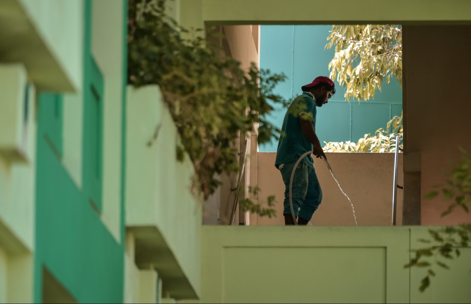 މާލެ- އޯގަސްޓް 9، 2021: ކަލާފާނު ސްކޫލުގެ މަސައްކަތު މީހަކު ދިރާސީ އާ އަހަރުގެ ކިޔެވުމަށް ސްކޫލު ދޮވެ ސާފުކުރަނީ، ކޮވިޑްގެ ސަބަބުން ސްކޫލްތައް ބަންދުކޮށް، އޮންލައިންކޮށް ކިޔަވައިދޭތާ އަހަރެއްހާ ދުވަސް ފަހުން މާދަމާ ކިޔެވުން ފަށަނީ ސްކޫލަށް ދަރިވަރުން ހާޒިރުވާ ގޮތަށް--. ފޮޓޯ: ނިޝާން އަލީ/މިހާރު