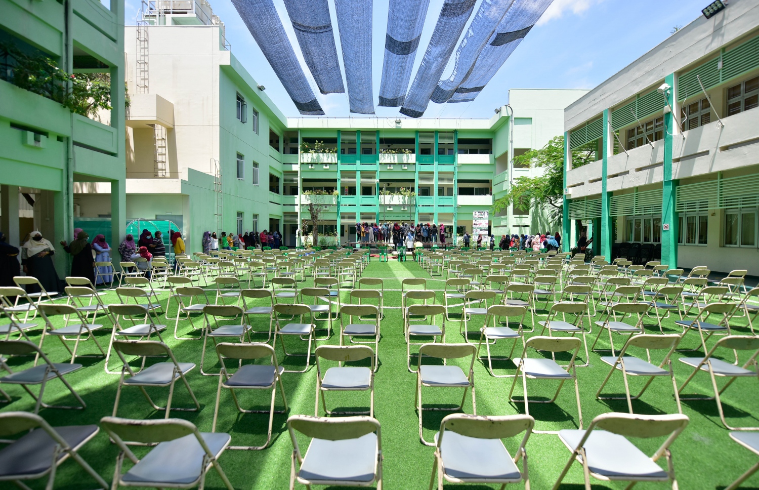 މާލެ- އޯގަސްޓް 9، 2021: ދަރިވަރުންނަށް މަރުހަބާ ކިއުމަށް ކަލާފާނު ސްކޫލު ތައްޔާރުކުރަނީ، ކޮވިޑްގެ ސަބަބުން ސްކޫލްތައް ބަންދުކޮށް، އޮންލައިންކޮށް ކިޔަވައިދޭތާ އަހަރެއްހާ ދުވަސް ފަހުން މާދަމާ ކިޔެވުން ފަށަނީ ސްކޫލަށް ދަރިވަރުން ހާޒިރުވާ ގޮތަށް--. ފޮޓޯ: ނިޝާން އަލީ/މިހާރު