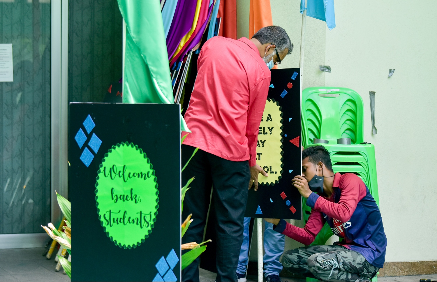 މާލެ- އޯގަސްޓް 9، 2021: ދަރިވަރުންނަށް މަރުހަބާ ކިއުމަށް ކަލާފާނު ސްކޫލުގައި ބޯޑުތަކެއް ހަރުކުރަނީ، ކޮވިޑްގެ ސަބަބުން ސްކޫލްތައް ބަންދުކޮށް، އޮންލައިންކޮށް ކިޔަވައިދޭތާ އަހަރެއްހާ ދުވަސް ފަހުން މާދަމާ ކިޔެވުން ފަށަނީ ސްކޫލަށް ދަރިވަރުން ހާޒިރުވާ ގޮތަށް--. ފޮޓޯ: ނިޝާން އަލީ/މިހާރު