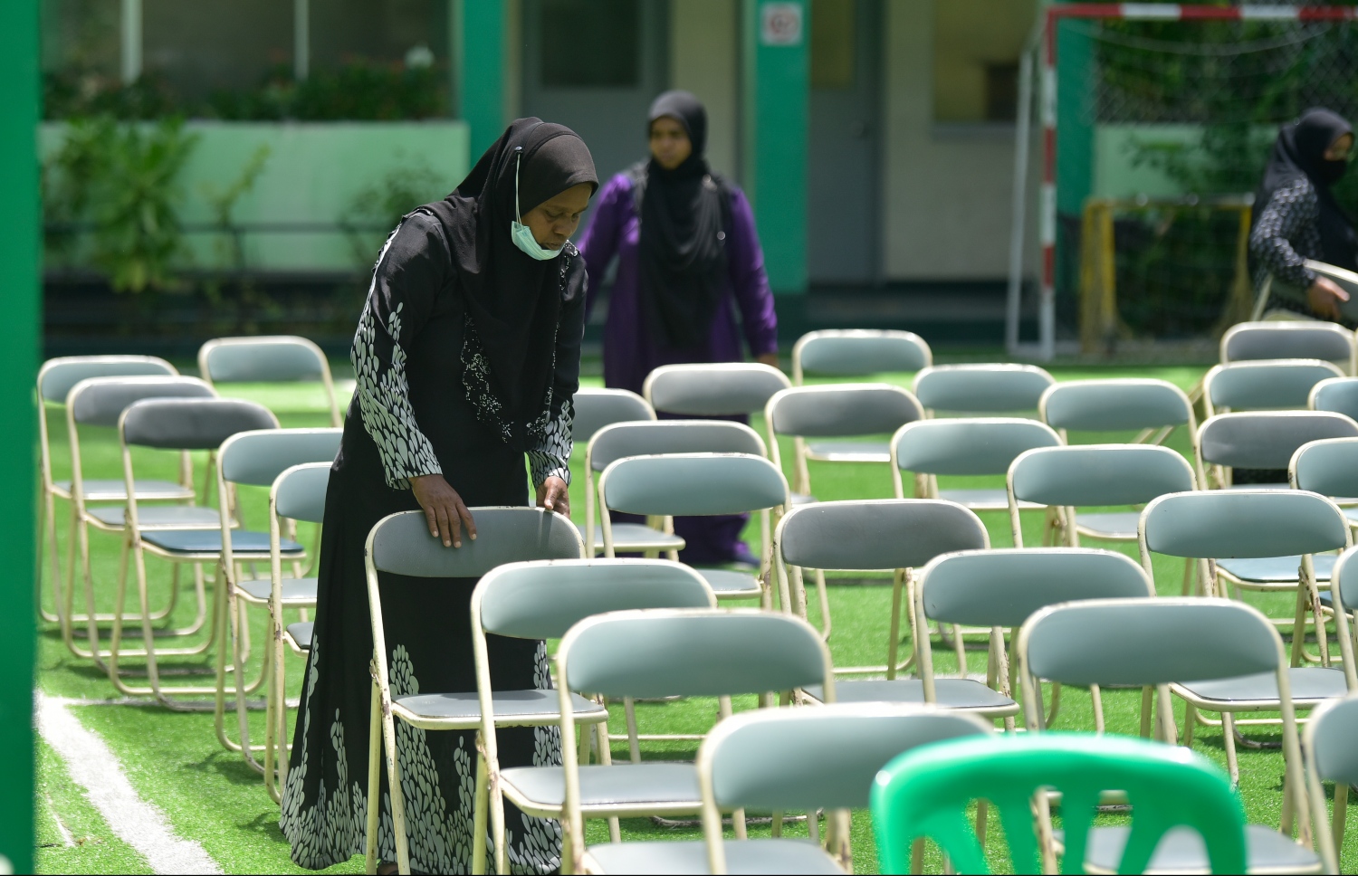 މާލެ- އޯގަސްޓް 9، 2021: ދަރިވަރުންނަށް މަރުހަބާ ކިއުމަށް ކަލާފާނު ސްކޫލު ތައްޔާރުކުރަނީ، ކޮވިޑްގެ ސަބަބުން ސްކޫލްތައް ބަންދުކޮށް، އޮންލައިންކޮށް ކިޔަވައިދޭތާ އަހަރެއްހާ ދުވަސް ފަހުން މާދަމާ ކިޔެވުން ފަށަނީ ސްކޫލަށް ދަރިވަރުން ހާޒިރުވާ ގޮތަށް--. ފޮޓޯ: ނިޝާން އަލީ/މިހާރު