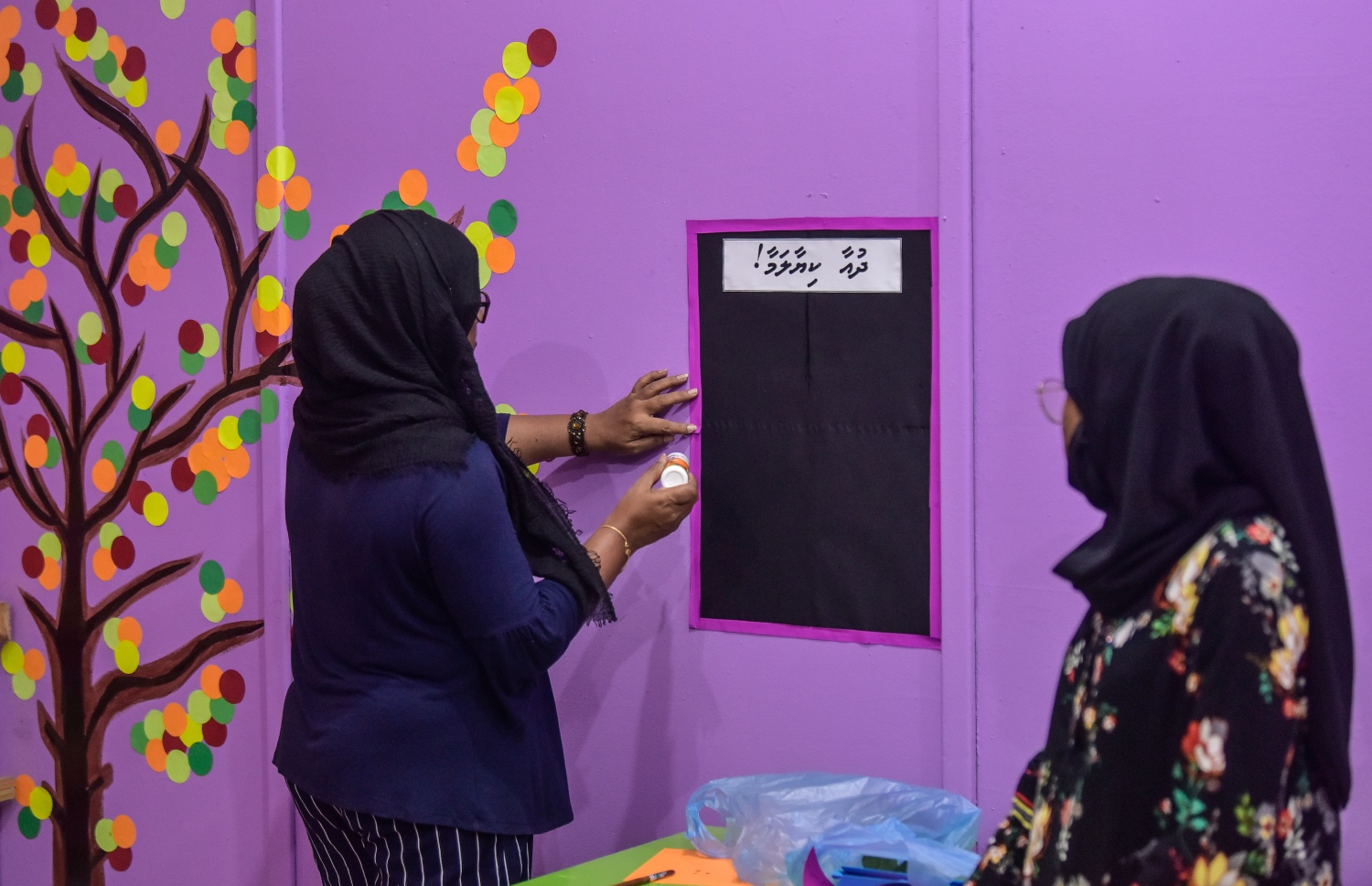 ސްކޫލެއްގައި ޓީޗަރުންތަކެއް މަސައްކަތްކުރަނީ.-- ފޮޓޯ: ނިޝާން އަލީ/ މިހާރު