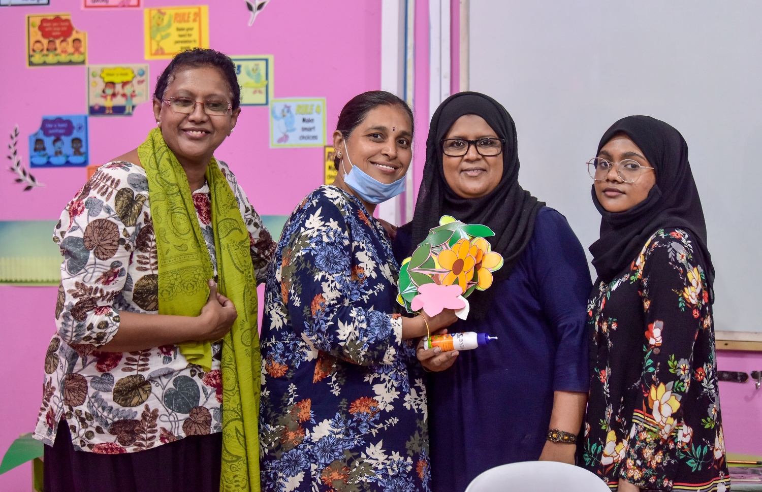 މާލެ- އޯގަސްޓް 9، 2021: އަހްމަދިއްޔާ ސްކޫލުގެ ޓީޗަރުން ދިރާސީ އާ އަހަރުގެ ކިޔެވުމަށް ކްލާސް ރޫމް ތައްޔާރު ކުރަނީ، ކޮވިޑްގެ ސަބަބުން ސްކޫލްތައް ބަންދުކޮށް، އޮންލައިންކޮށް ކިޔަވައިދޭތާ އަހަރެއްހާ ދުވަސް ފަހުން މާދަމާ ކިޔެވުން ފަށަނީ ސްކޫލަށް ދަރިވަރުން ހާޒިރުވާ ގޮތަށް--. ފޮޓޯ: ނިޝާން އަލީ/މިހާރު