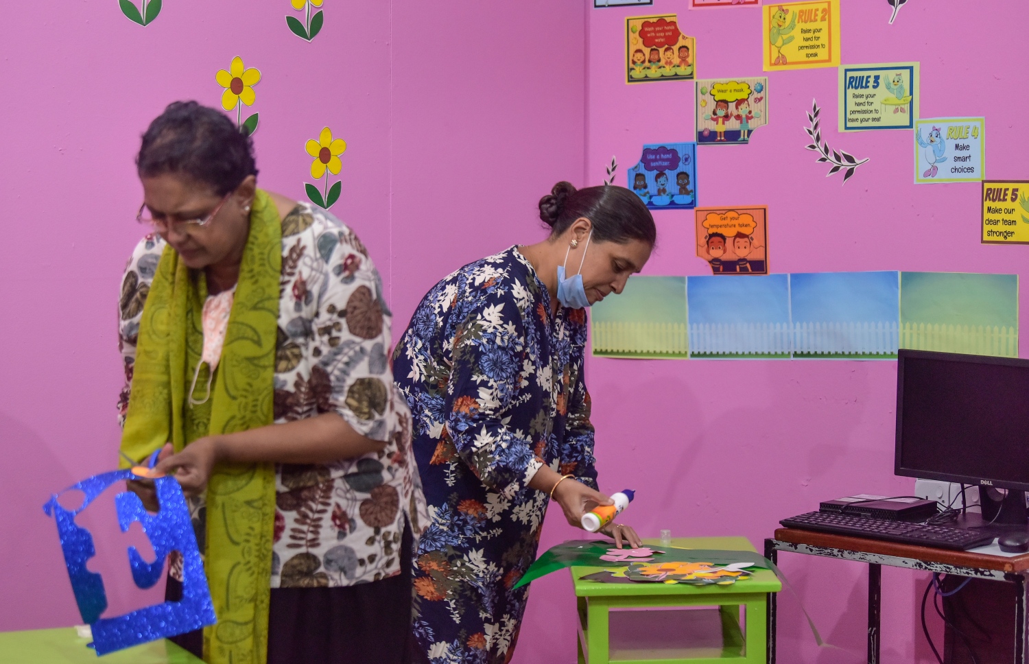 މާލެ- އޯގަސްޓް 9، 2021: އަހްމަދިއްޔާ ސްކޫލުގެ ޓީޗަރުން ދިރާސީ އާ އަހަރުގެ ކިޔެވުމަށް ކްލާސް ރޫމް ތައްޔާރު ކުރަނީ، ކޮވިޑްގެ ސަބަބުން ސްކޫލްތައް ބަންދުކޮށް، އޮންލައިންކޮށް ކިޔަވައިދޭތާ އަހަރެއްހާ ދުވަސް ފަހުން މާދަމާ ކިޔެވުން ފަށަނީ ސްކޫލަށް ދަރިވަރުން ހާޒިރުވާ ގޮތަށް--. ފޮޓޯ: ނިޝާން އަލީ/މިހާރު