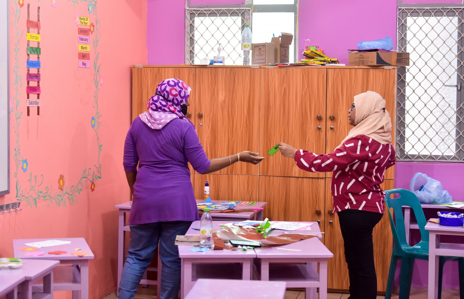 މާލެ- އޯގަސްޓް 9، 2021: އަހްމަދިއްޔާ ސްކޫލުގެ ޓީޗަރުން ދިރާސީ އާ އަހަރުގެ ކިޔެވުމަށް ކްލާސް ރޫމް ތައްޔާރު ކުރަނީ، ކޮވިޑްގެ ސަބަބުން ސްކޫލްތައް ބަންދުކޮށް، އޮންލައިންކޮށް ކިޔަވައިދޭތާ އަހަރެއްހާ ދުވަސް ފަހުން މާދަމާ ކިޔެވުން ފަށަނީ ސްކޫލަށް ދަރިވަރުން ހާޒިރުވާ ގޮތަށް--. ފޮޓޯ: ނިޝާން އަލީ/މިހާރު