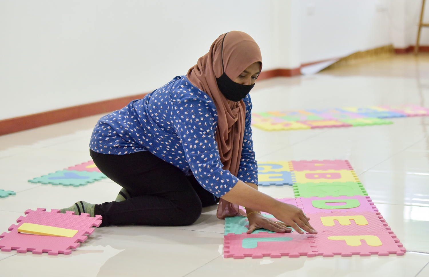 މާލެ- އޯގަސްޓް 9، 2021: އަހްމަދިއްޔާ ސްކޫލުގެ ޓީޗަރުން ދިރާސީ އާ އަހަރުގެ ކިޔެވުމަށް ކްލާސް ރޫމް ތައްޔާރު ކުރަނީ، ކޮވިޑްގެ ސަބަބުން ސްކޫލްތައް ބަންދުކޮށް، އޮންލައިންކޮށް ކިޔަވައިދޭތާ އަހަރެއްހާ ދުވަސް ފަހުން މާދަމާ ކިޔެވުން ފަށަނީ ސްކޫލަށް ދަރިވަރުން ހާޒިރުވާ ގޮތަށް--. ފޮޓޯ: ނިޝާން އަލީ/މިހާރު