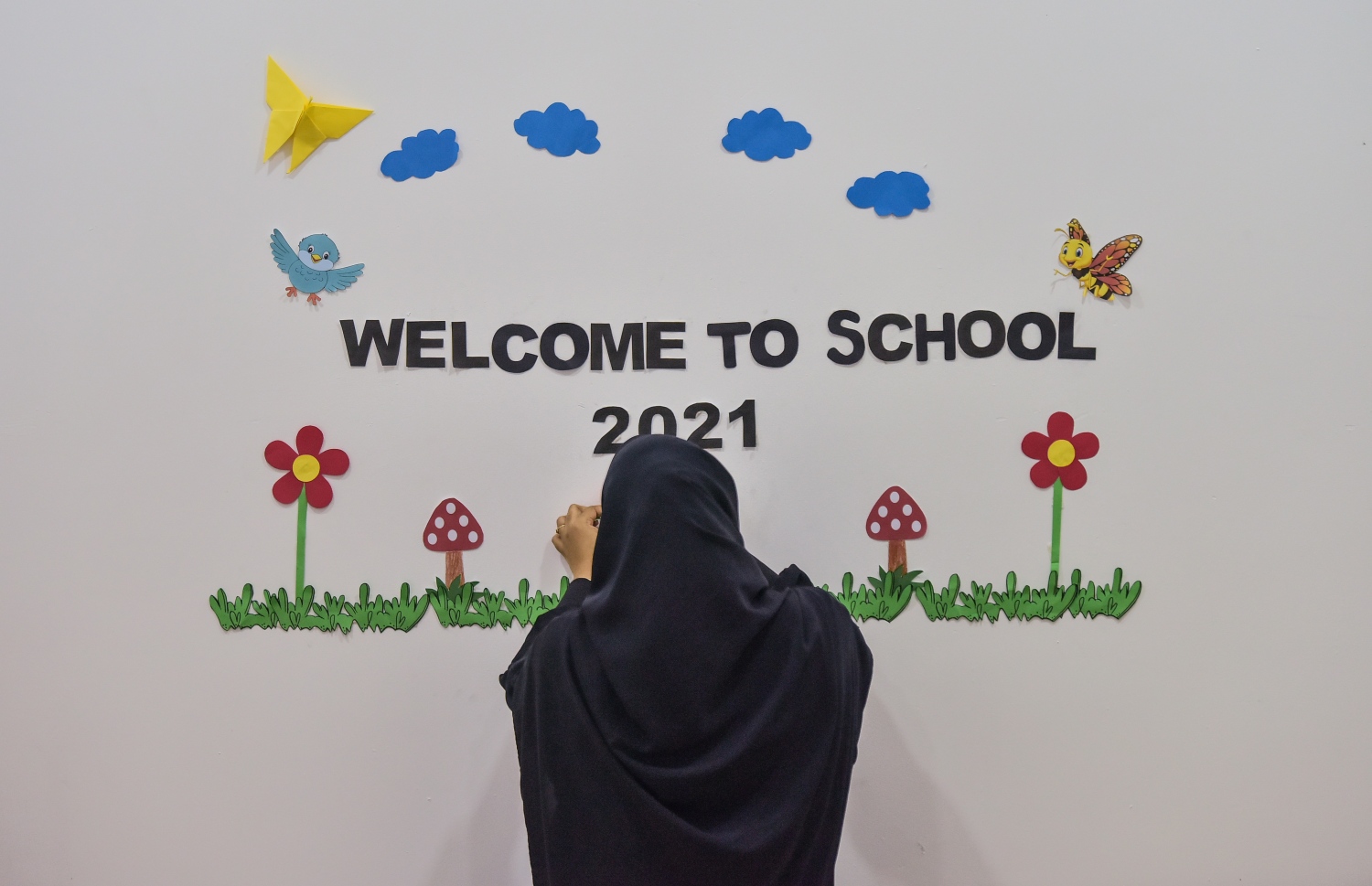 މާލެ- އޯގަސްޓް 9، 2021: ދަރިވަރުންނަށް މަރުހަބާ ކިއުމަށް އަހްމަދިއްޔާ ސްކޫލުގެ ޓީޗަރަކު ކްލާސް ރޫމް ތައްޔާރު ކުރަނީ، ކޮވިޑްގެ ސަބަބުން ސްކޫލްތައް ބަންދުކޮށް، އޮންލައިންކޮށް ކިޔަވައިދޭތާ އަހަރެއްހާ ދުވަސް ފަހުން މާދަމާ ކިޔެވުން ފަށަނީ ސްކޫލަށް ދަރިވަރުން ހާޒިރުވާ ގޮތަށް--. ފޮޓޯ: ނިޝާން އަލީ/މިހާރު