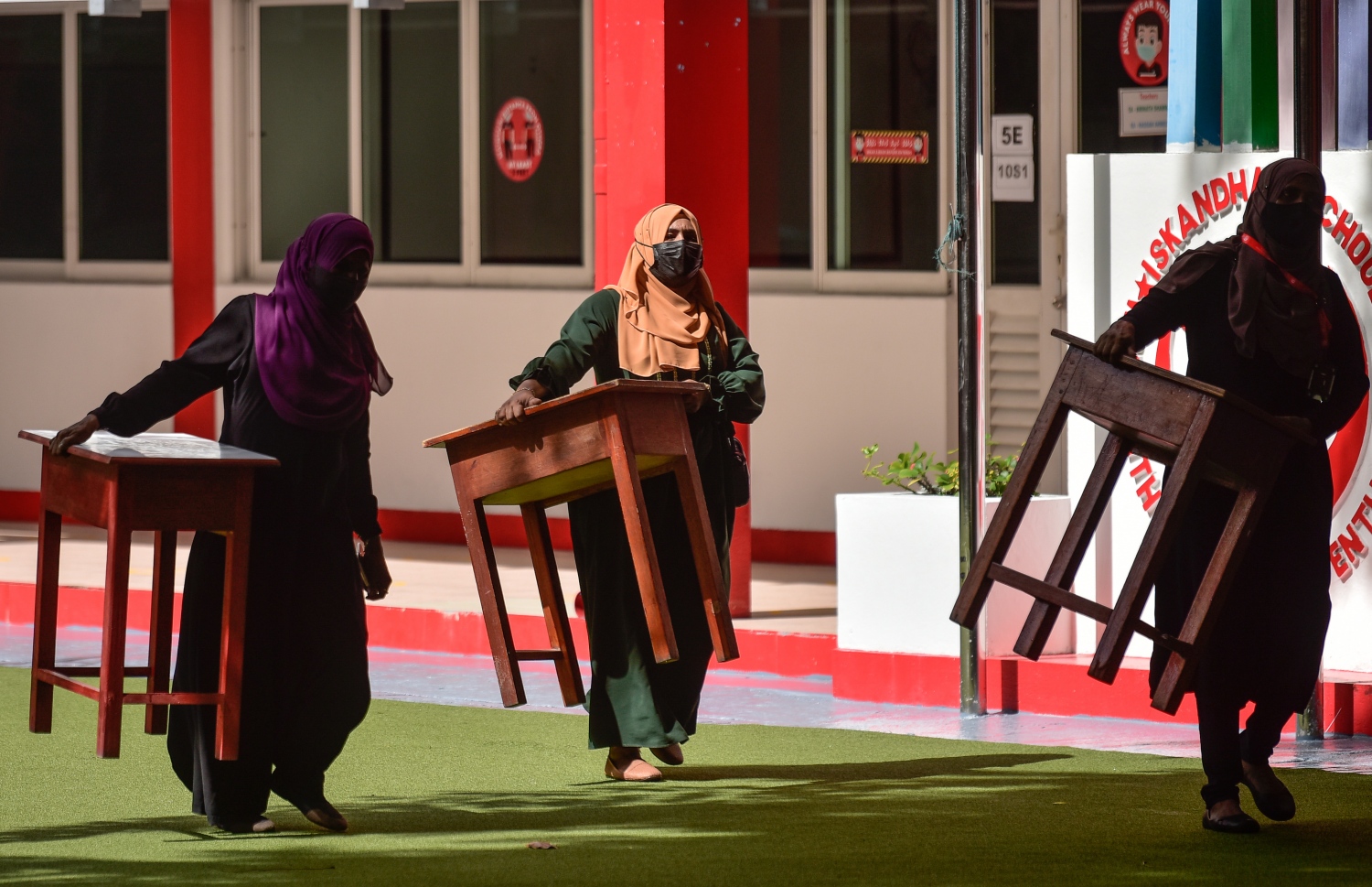 މާލެ- އޯގަސްޓް 9، 2021: އިސްކަނދަރު ސްކޫލުގެ މަސައްކަތު މީހުން ދިރާސީ އާ އަހަރުގެ ކިޔެވުމަށް ސްކޫލު ތައްޔާރުކުރަނީ، ކޮވިޑްގެ ސަބަބުން ސްކޫލްތައް ބަންދުކޮށް، އޮންލައިންކޮށް ކިޔަވައިދޭތާ އަހަރެއްހާ ދުވަސް ފަހުން މާދަމާ ކިޔެވުން ފަށަނީ ސްކޫލަށް ދަރިވަރުން ހާޒިރުވާ ގޮތަށް--. ފޮޓޯ: ނިޝާން އަލީ/މިހާރު