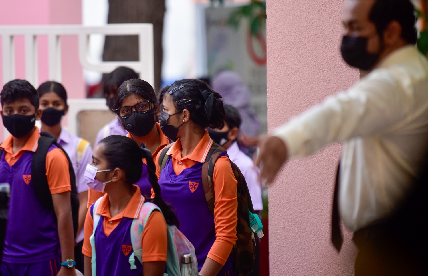 ގިޔާސުއްދީން ސްކޫލުގެ ދަރިވަރުން މިއަދު ހެނދުނު ސްކޫލުގައި: ކޮވިޑްގެ ބަލިމަޑު ކަމަށް ފަހު ރާއްޖޭގެ ހުރިހާ ސްކޫލެއްގައި މިއަދު ވަނީ، އެޗްޕީއޭގެ ގައިޑްލައިންގެ ތެރޭގައި، އާންމު އުސޫލުން ކިޔަވައިދޭން ފަށައިފައި -- ފޮޓޯ: އަހުމަދު އަވްޝަން އިލްޔާސް/ މިހާރު