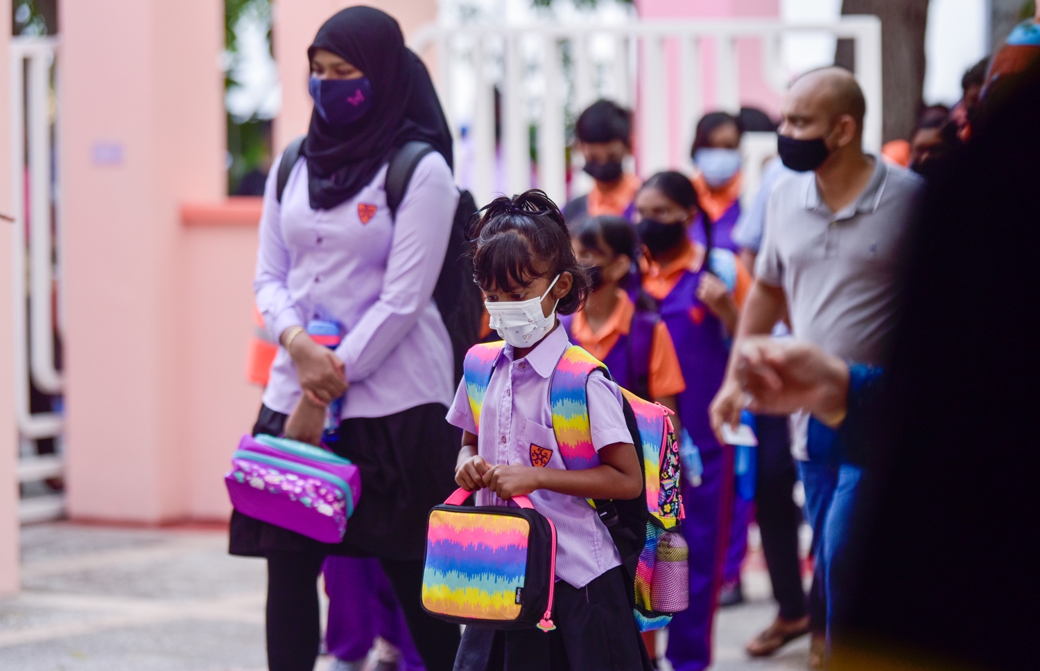 ގިޔާސުއްދީން ސްކޫލުގެ ދަރިވަރުން މިއަދު ހެނދުނު ސްކޫލުގައި: ކޮވިޑްގެ ބަލިމަޑު ކަމަށް ފަހު ރާއްޖޭގެ ހުރިހާ ސްކޫލެއްގައި މިއަދު ވަނީ، އެޗްޕީއޭގެ ގައިޑްލައިންގެ ތެރޭގައި، އާންމު އުސޫލުން ކިޔަވައިދޭން ފަށައިފައި -- ފޮޓޯ: އަހުމަދު އަވްޝަން އިލްޔާސް/ މިހާރު