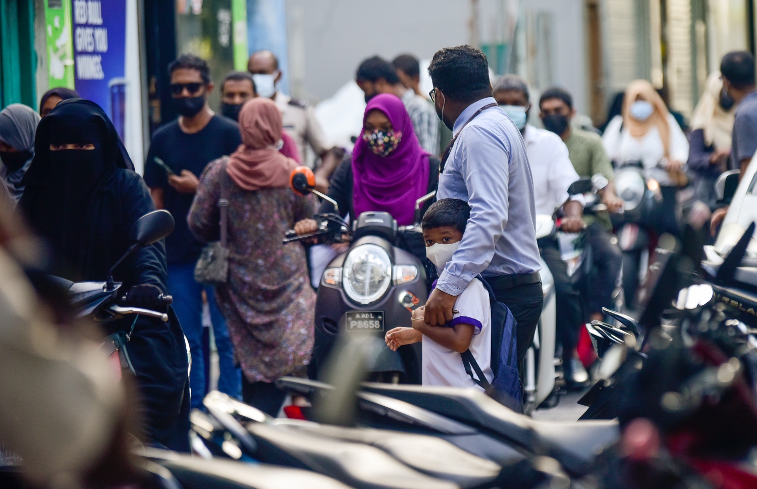 ދަރިވަރުން މިއަދު ސްކޫލަށް ދަނީ: ކޮވިޑްގެ ބަލިމަޑު ކަމަށް ފަހު ރާއްޖޭގެ ހުރިހާ ސްކޫލެއްގައި މިއަދު ވަނީ، އެޗްޕީއޭގެ ގައިޑްލައިންގެ ތެރޭގައި، އާންމު އުސޫލުން ކިޔަވައިދޭން ފަށައިފައި -- ފޮޓޯ: އަހުމަދު އަވްޝަން އިލްޔާސް/ މިހާރު