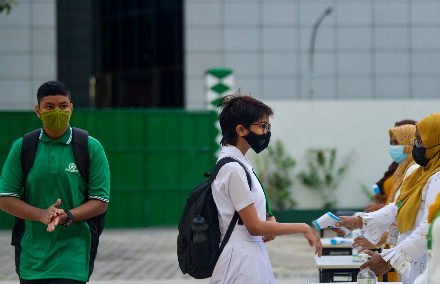 އަމީނިއްޔާ ސްކޫލުގެ ދަރިވަރުންތަކެއް މިއަދު ސްކޫލަށް ވަންނަނީ: ސްކޫލުތަކުގައި އާންމު އުސޫލުން ކިޔަވައިދޭނީ އެޗްޕީއޭގެ ގައިޑްލައިނާ އެއްގޮތަށް -- ފޮޓޯ: އަހުމަދު އަވްޝަން އިލްޔާސް/ މިހާރު