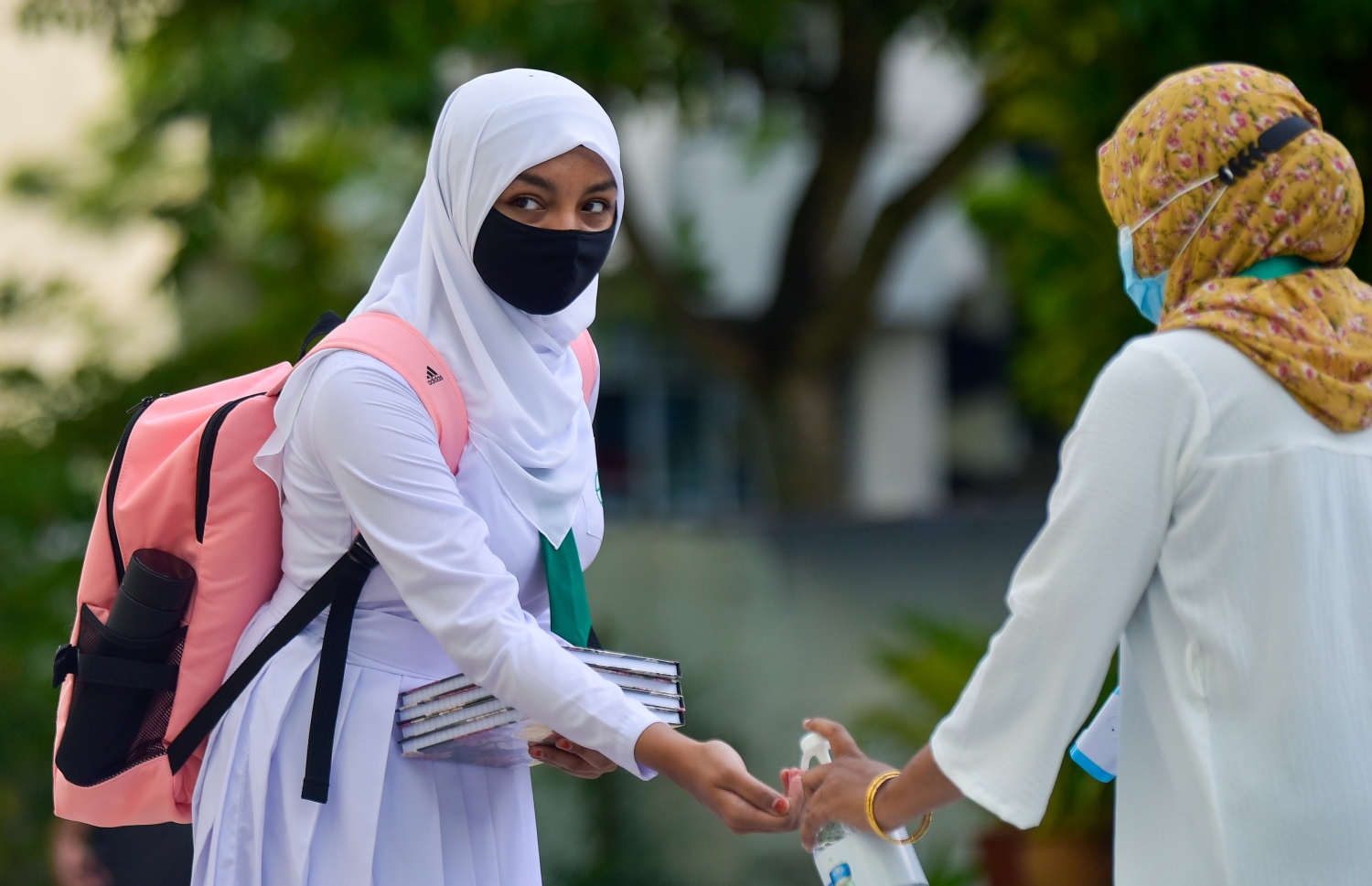 އަމީނިއްޔާ ސްކޫލުގެ ދަރިވަރަކު މިއަދު ހުން ބަލަނީ: ކޮވިޑްގެ ބަލިމަޑު ކަމަށް ފަހު ރާއްޖޭގެ ހުރިހާ ސްކޫލެއްގައި މިއަދު ވަނީ، އެޗްޕީއޭގެ ގައިޑްލައިންގެ ތެރޭގައި، އާންމު އުސޫލުން ކިޔަވައިދޭން ފަށައިފައި -- ފޮޓޯ: އަހުމަދު އަވްޝަން އިލްޔާސް/ މިހާރު