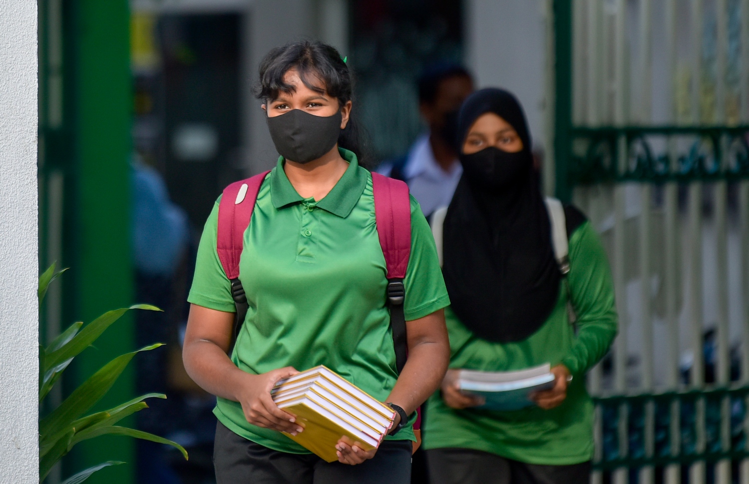 އަމީނިއްޔާ ސްކޫލުގެ ދަރިވަރުންތަކެއް މިއަދު ސްކޫލަށް ވަންނަނީ: ކޮވިޑްގެ ބަލިމަޑު ކަމަށް ފަހު ރާއްޖޭގެ ހުރިހާ ސްކޫލެއްގައި މިއަދު ވަނީ، އެޗްޕީއޭގެ ގައިޑްލައިންގެ ތެރޭގައި، އާންމު އުސޫލުން ކިޔަވައިދޭން ފަށައިފައި -- ފޮޓޯ: އަހުމަދު އަވްޝަން އިލްޔާސް/ މިހާރު