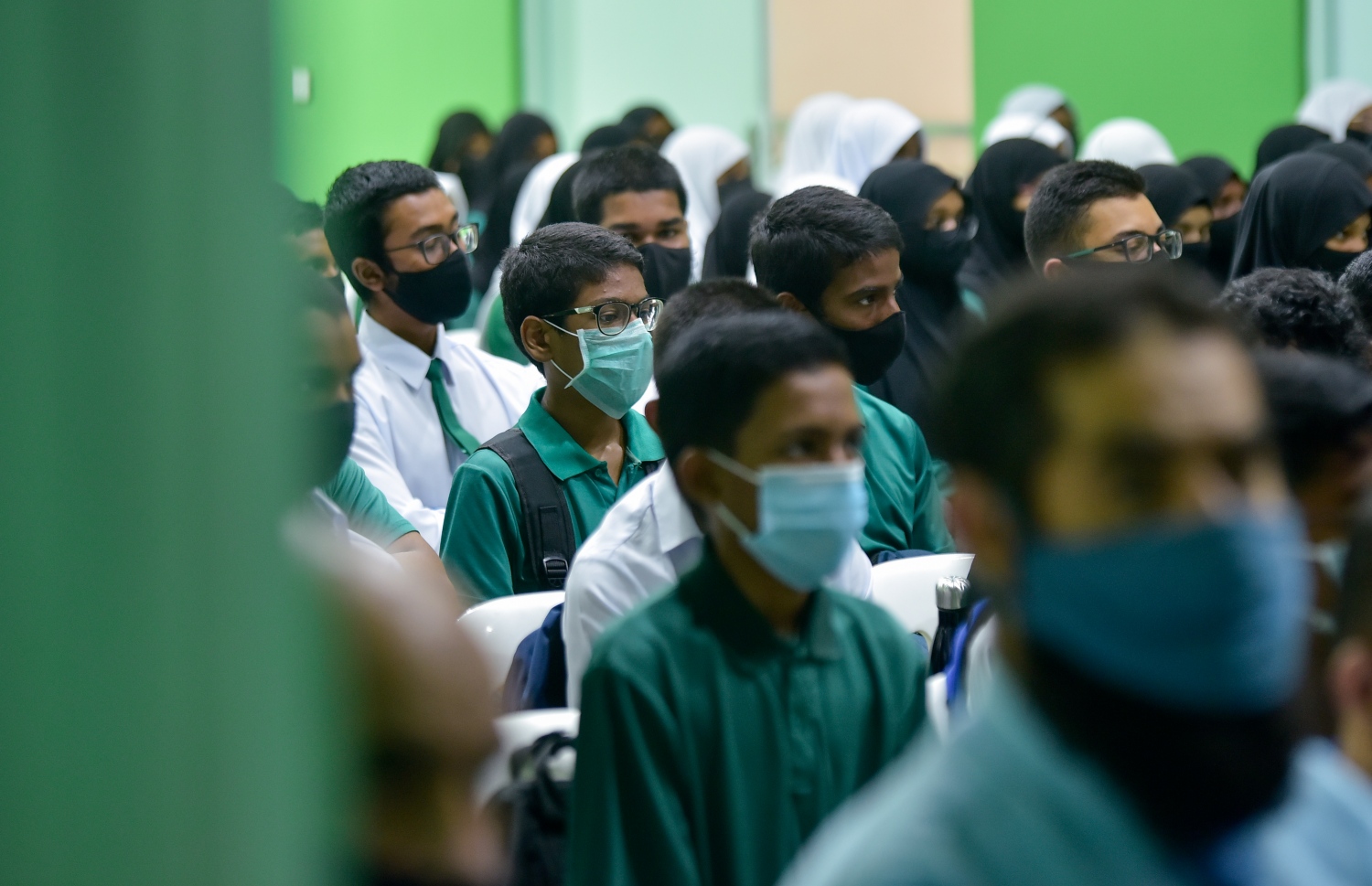 އަރަބިއްޔާ ސްކޫލުގެ ދަރިވަރުންތަކެއް މިއަދު އެސެމްބަލީގައި: މިއަދު ފެށި ދިރާސީ އާ އަހަރު ރާއްޖޭގެ ސްކޫލުތަކުގައި 93،000 ދަރިވަރުން ކިޔަވާނެ -- ފޮޓޯ: އަހުމަދު އަވްޝަން އިލްޔާސް / މިހާރު