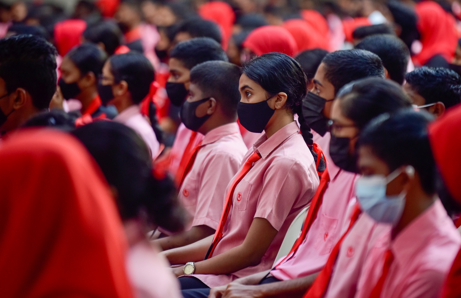 އިސްކަންދަރު ސްކޫލުގެ ދަރިވަރުން މިއަދު ހެނދުނު އެސެމްބްލީގައި: ކޮވިޑްގެ ބަލިމަޑު ކަމަށް ފަހު ރާއްޖޭގެ ހުރިހާ ސްކޫލެއްގައި މިއަދު ވަނީ، އެޗްޕީއޭގެ ގައިޑްލައިންގެ ތެރޭގައި، އާންމު އުސޫލުން ކިޔަވައިދޭން ފަށައިފައި -- ފޮޓޯ: އަހުމަދު އަވްޝަން އިލްޔާސް/ މިހާރު