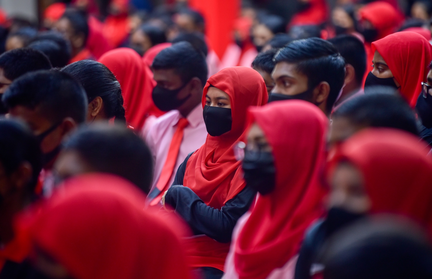 އިސްކަންދަރު ސްކޫލުގެ ދަރިވަރުން މިއަދު ހެނދުނު އެސެމްބްލީގައި: ކޮވިޑްގެ ބަލިމަޑު ކަމަށް ފަހު ރާއްޖޭގެ ހުރިހާ ސްކޫލެއްގައި މިއަދު ވަނީ، އެޗްޕީއޭގެ ގައިޑްލައިންގެ ތެރޭގައި، އާންމު އުސޫލުން ކިޔަވައިދޭން ފަށައިފައި -- ފޮޓޯ: އަހުމަދު އަވްޝަން އިލްޔާސް/ މިހާރު