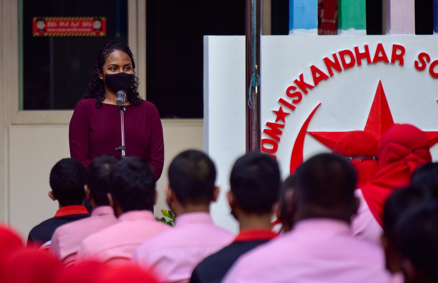 އިސްކަންދަރު ސްކޫލުގައި މިއަދު ހެނދުނު ބޭއްވި އެސެމްބްލީގައި ތިމާވެއްޓާ ބެހޭ މިނިސްޓަރު އައިމިނަތު ޝައުވާ ވާހަކަ ދައްކަވަނީ: މާލޭގެ ގިނަ ސްކޫލުތަކުގެ އެސެމްބްލީ ޝަރަފުވެރިކޮށްދެއްވީ މިނިސްޓަރުން -- ފޮޓޯ: އަހުމަދު އަވްޝަން އިލްޔާސް/ މިހާރު