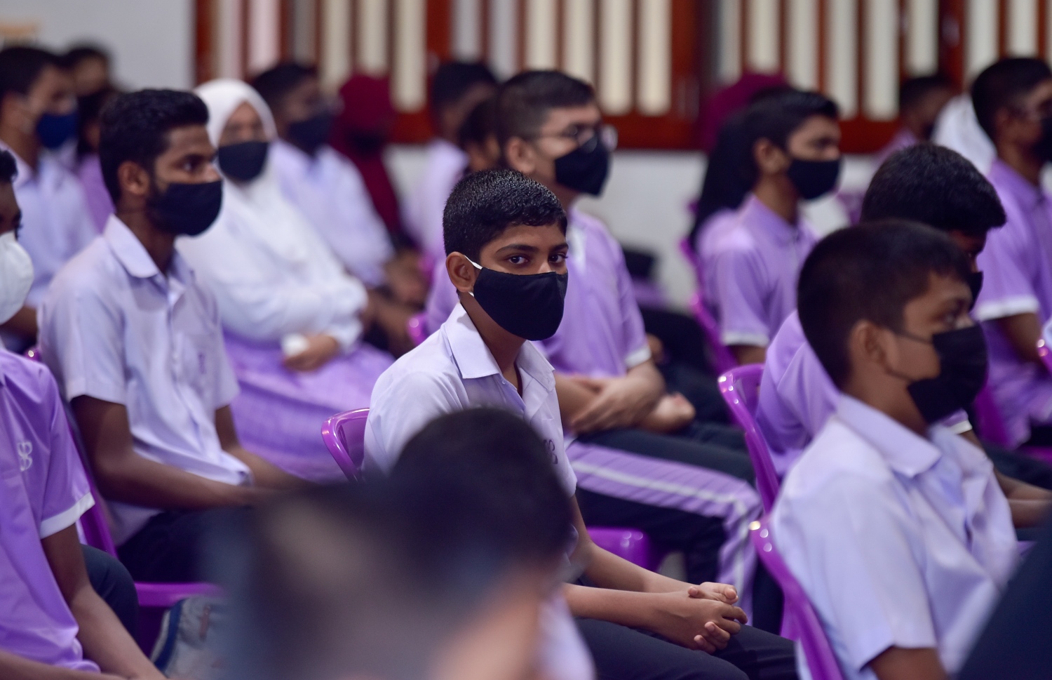 ހިރިޔާ ސްކޫލުގެ ދަރިވަރުން މިއަދު ހެނދުނު އެސެމްބްލީގައި: ކޮވިޑްގެ ބަލިމަޑު ކަމަށް ފަހު ރާއްޖޭގެ ހުރިހާ ސްކޫލެއްގައި މިއަދު ވަނީ، އެޗްޕީއޭގެ ގައިޑްލައިންގެ ތެރޭގައި، އާންމު އުސޫލުން ކިޔަވައިދޭން ފަށައިފައި -- ފޮޓޯ: އަހުމަދު އަވްޝަން އިލްޔާސް/ މިހާރު