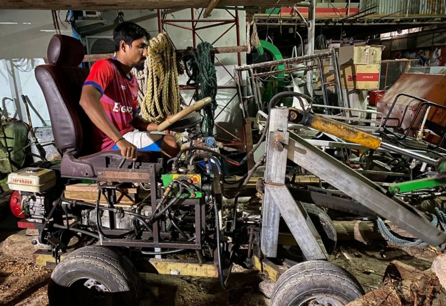 ބަރު އެއްޗެހި އުފުއްލުމަށް ހެދި ވެހިކަލްގައި ހުސެއިން --- ފޮޓޯ : ތިލަދުން